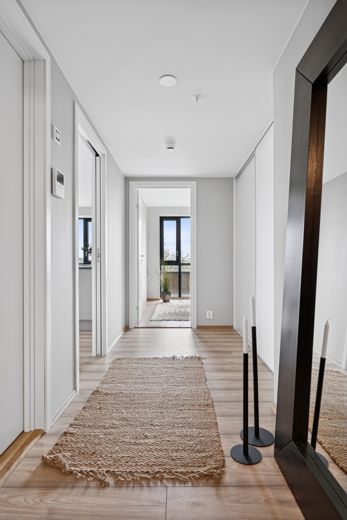 Entréen er lys og har fin plass til å hensette sko og yttertøy. Det er en romslig walk-inn / garderobe i entréen. Galleribilde