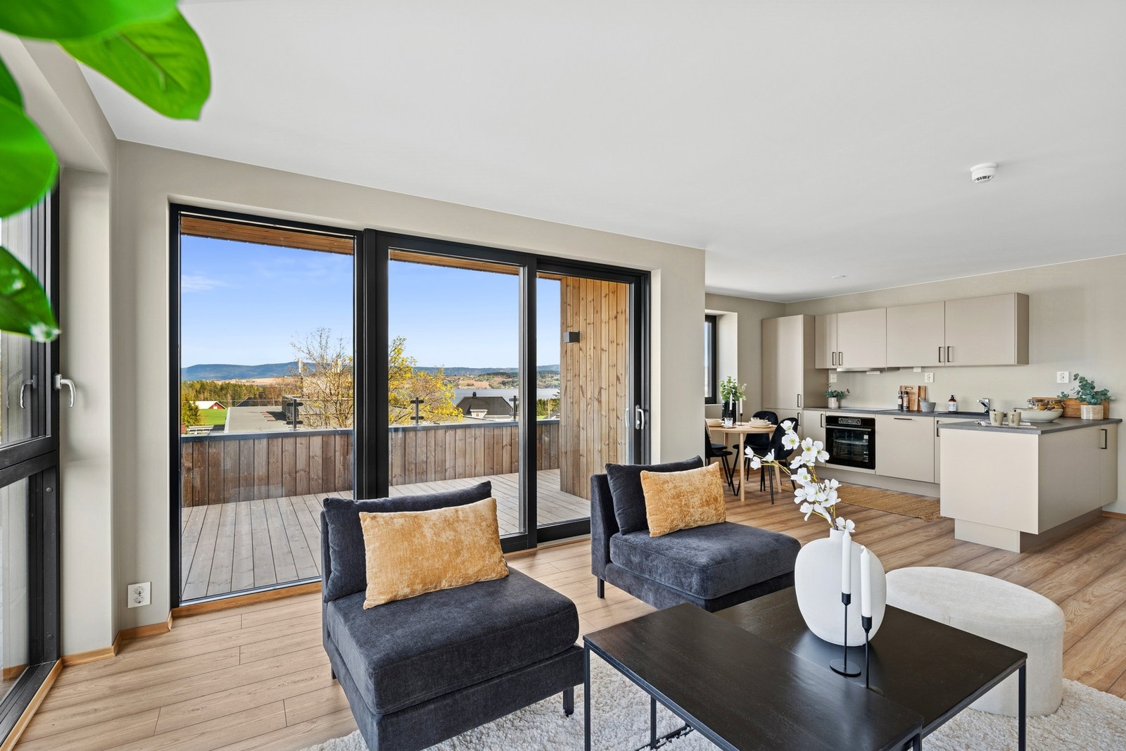 Moderne 3-roms toppleilighet med åpen stue- og kjøkkenløsning og fjorden som bakteppe. Galleribilde