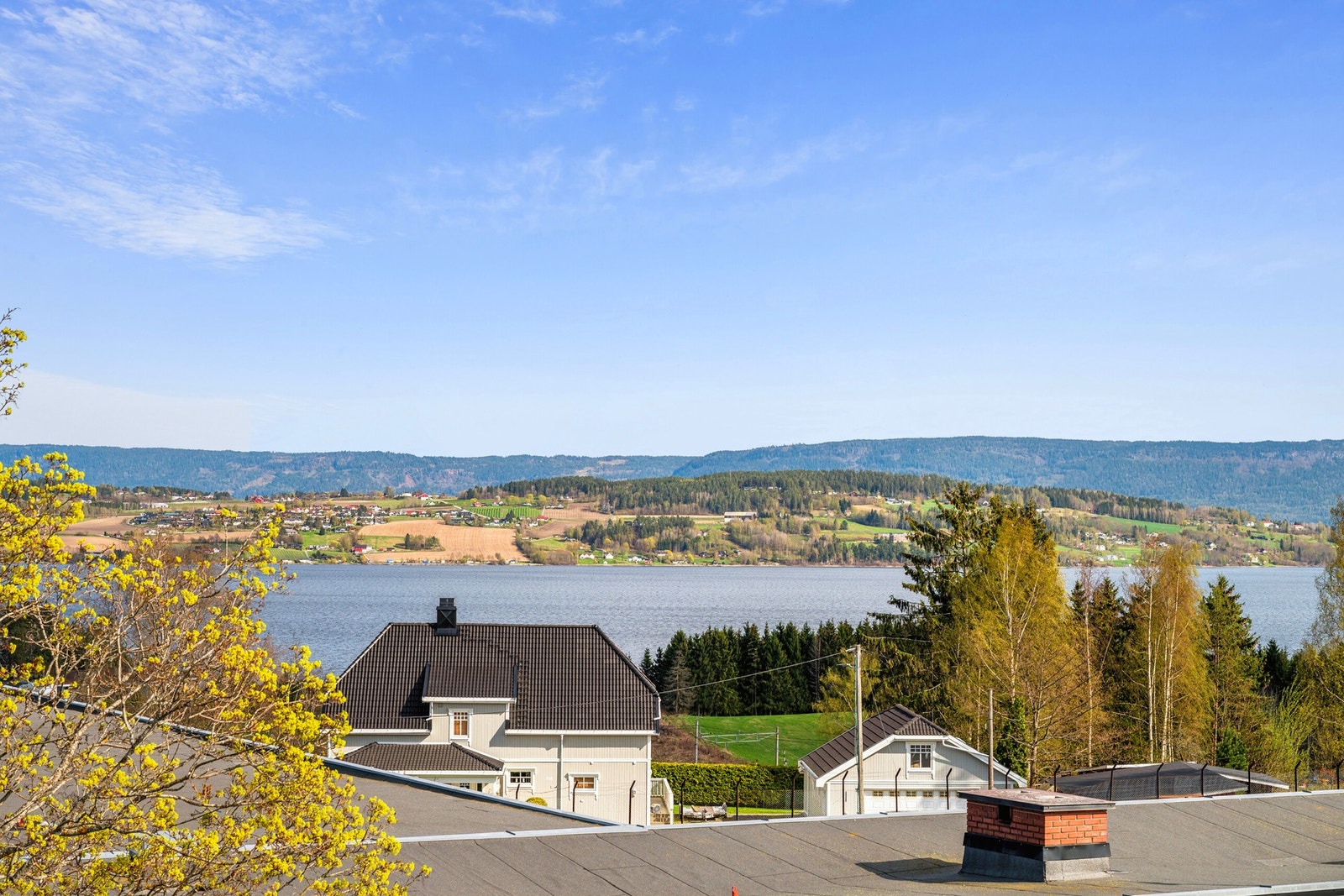 Her kan du virkelig lene deg tilbake og la blikket hvile på fjorden. Galleribilde