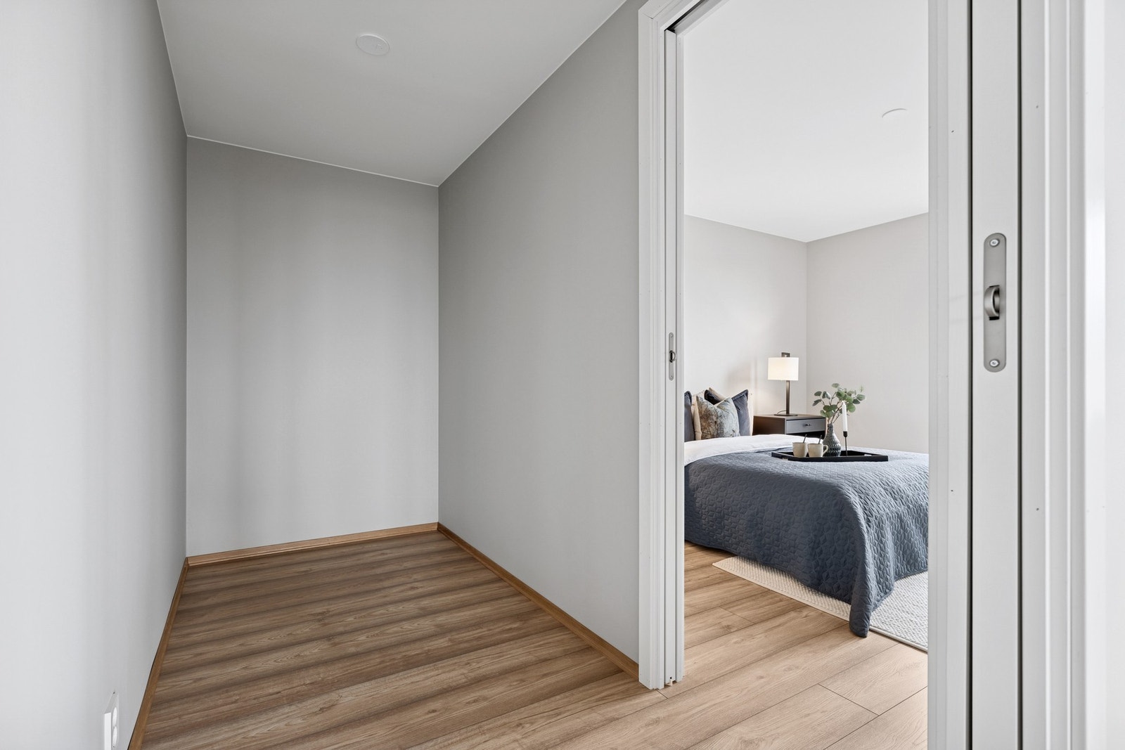 Gangen utenfor hovedsoverommet har muligheter for ekstra oppbevaring. Galleribilde