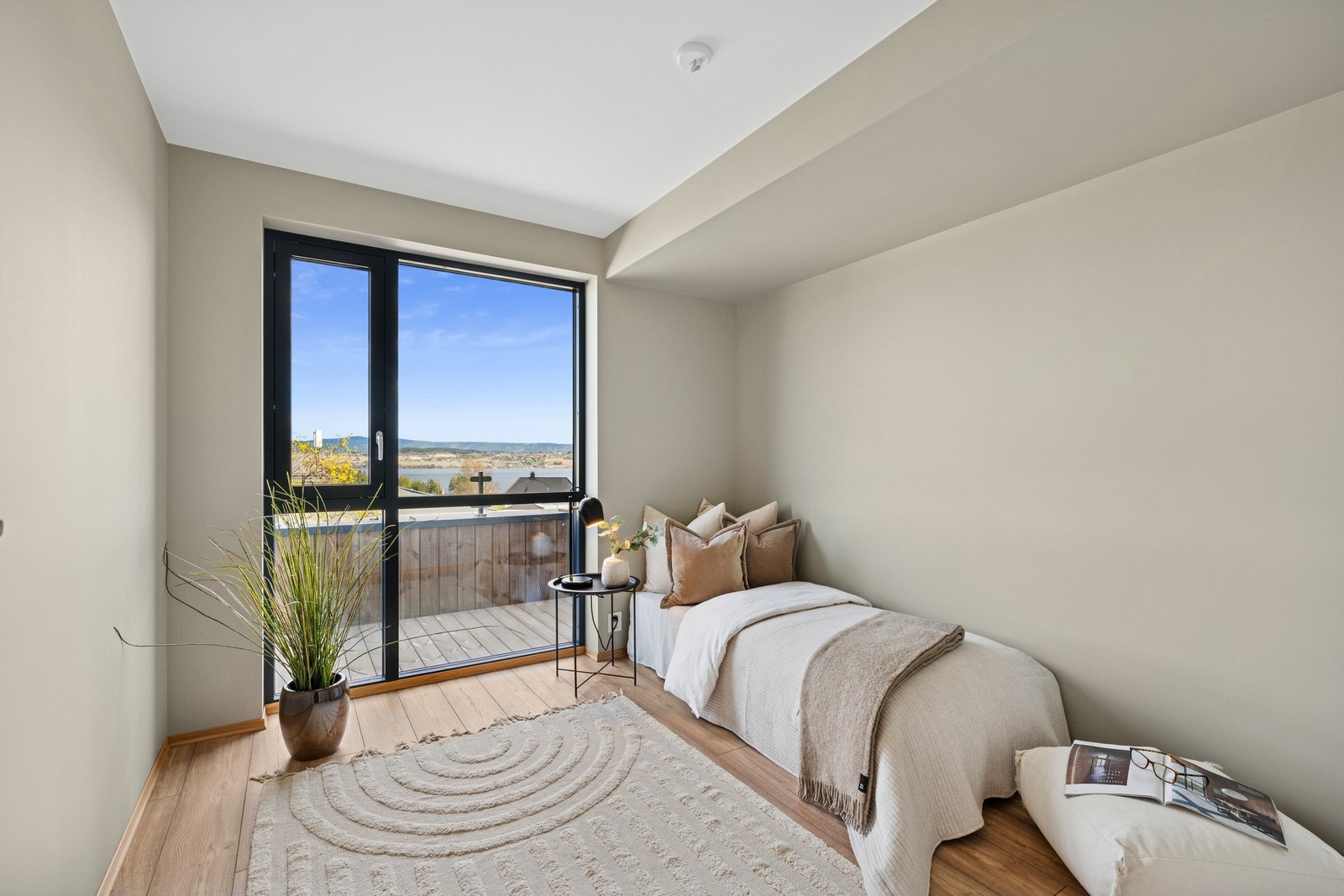 Soverom 2 er av fin størrelse og passer utmerket som barnerom, kontor, gjesterom, eller til det du måtte ønske. Galleribilde