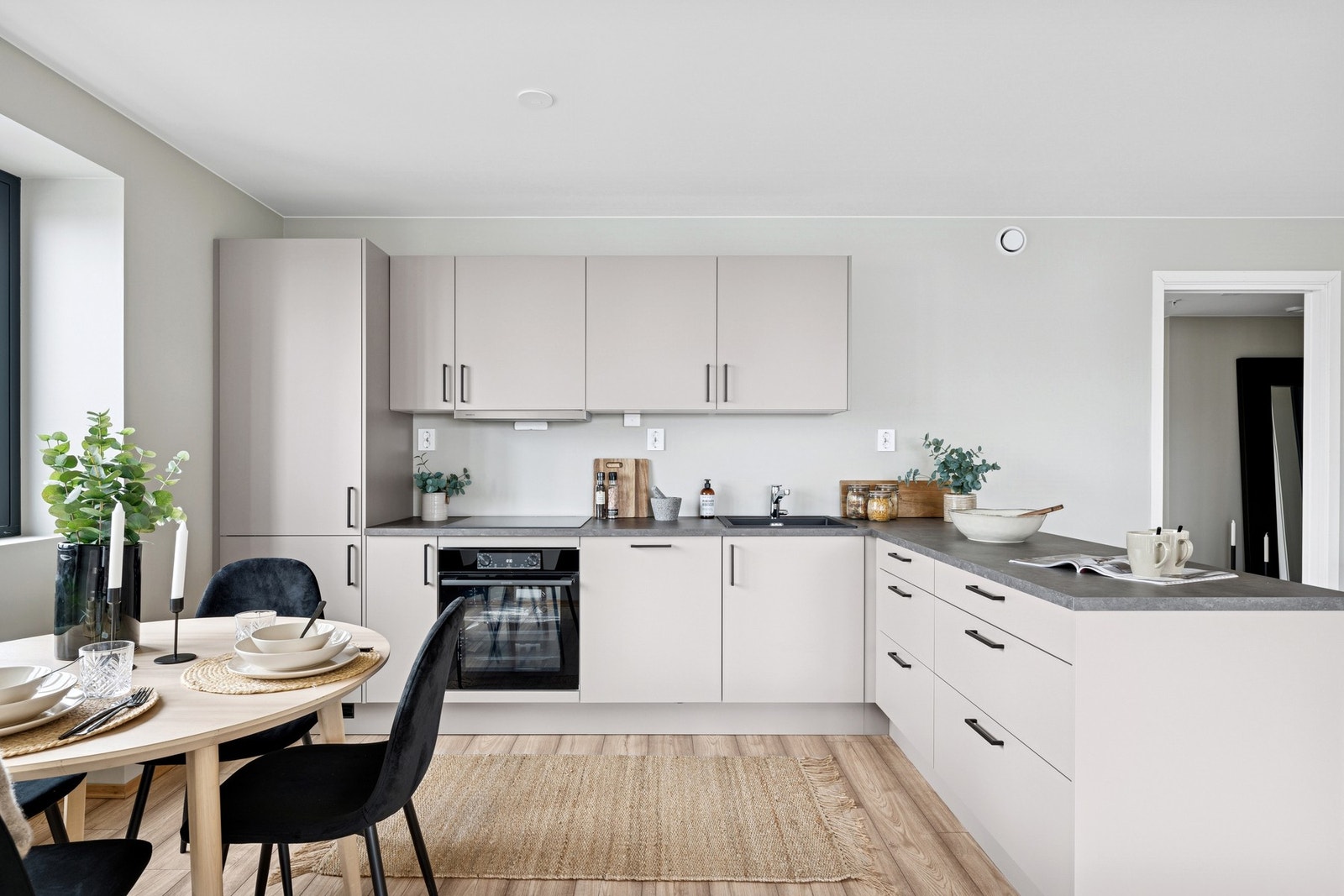 Delikat Nybo kjøkken med integrerte hvitevarer. Galleribilde