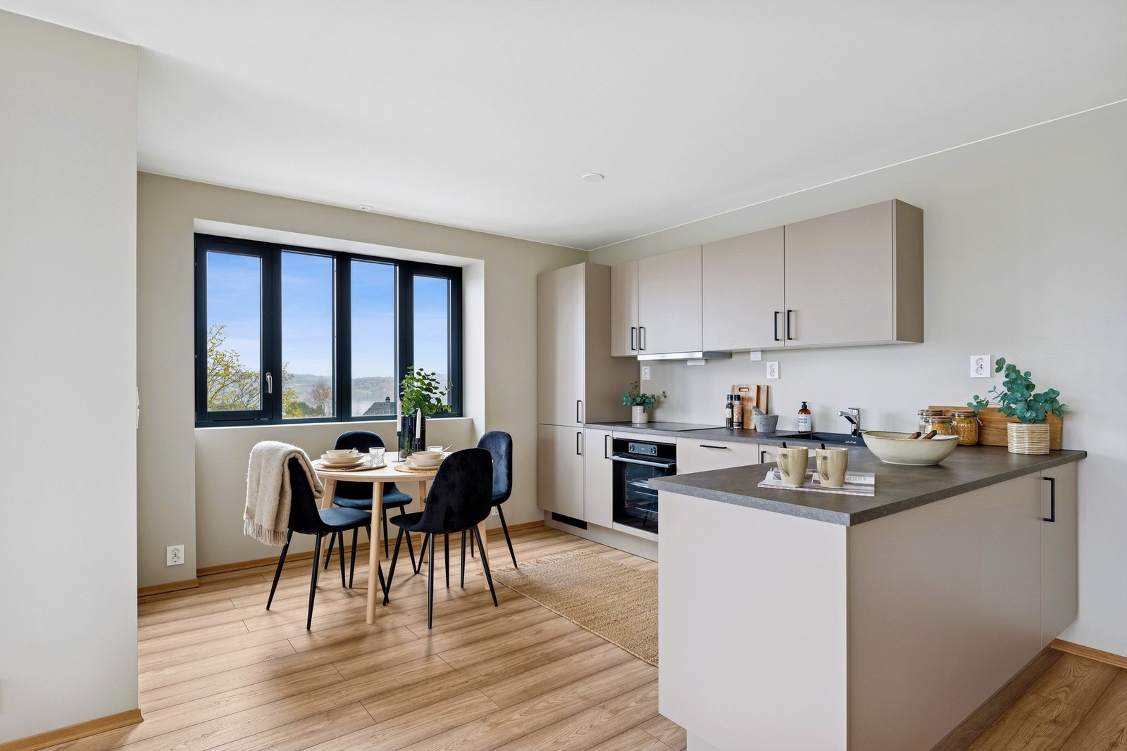 Du har fin plass til kjøkkenbord/spisestuebord i den åpne løsningen. Galleribilde