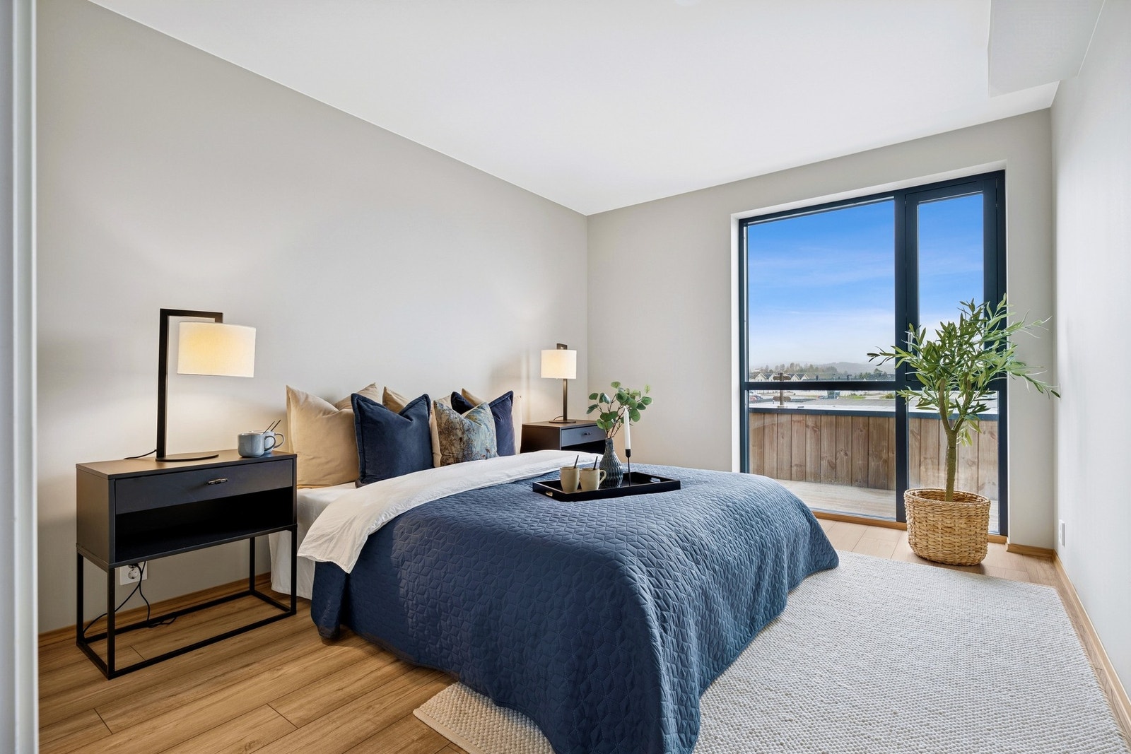 Hovedsoverommet er luftig og har god plass til dobbeltseng og annet møblement. Galleribilde