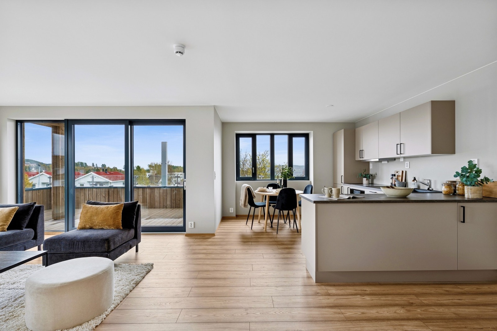 Fra stuen er det utgang til en stor, solrik terrasse med fantastisk fjordutsikt. Galleribilde