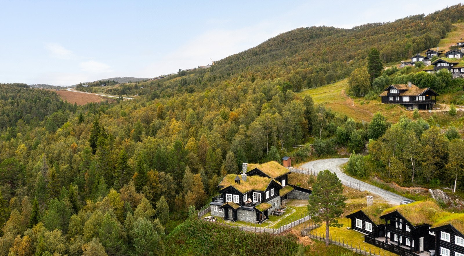 Eiendommen ligger vestvendt og har svært gode solforhold slik at man kan nyte solen i hytteveggen hele året Galleribilde