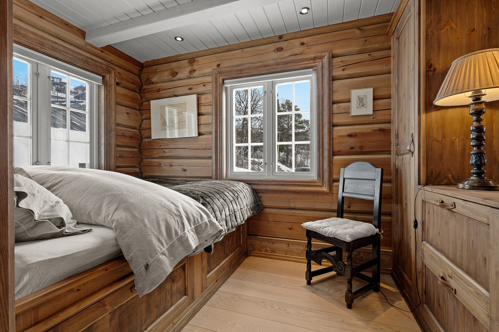 Soverom I ligger i hyttas 1.etasje og er innredet med plassbygget dobbeltseng med skuffer og garderobeskap Galleribilde