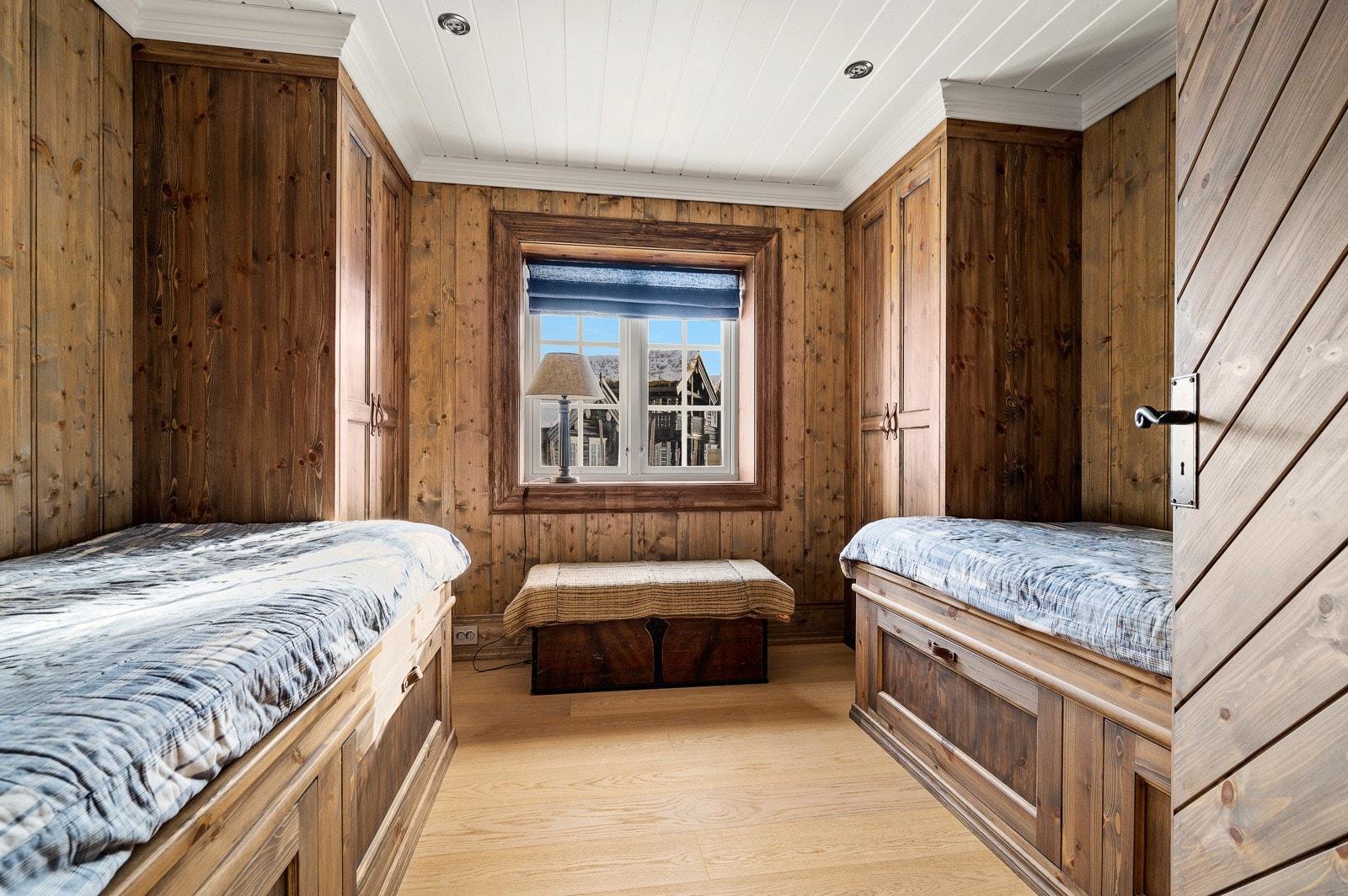 Soverom VI med to plassbygde enkeltsenger og garderobeskap i samme stil. Alle senger har skuffer under for ekstra oppbevaring Galleribilde