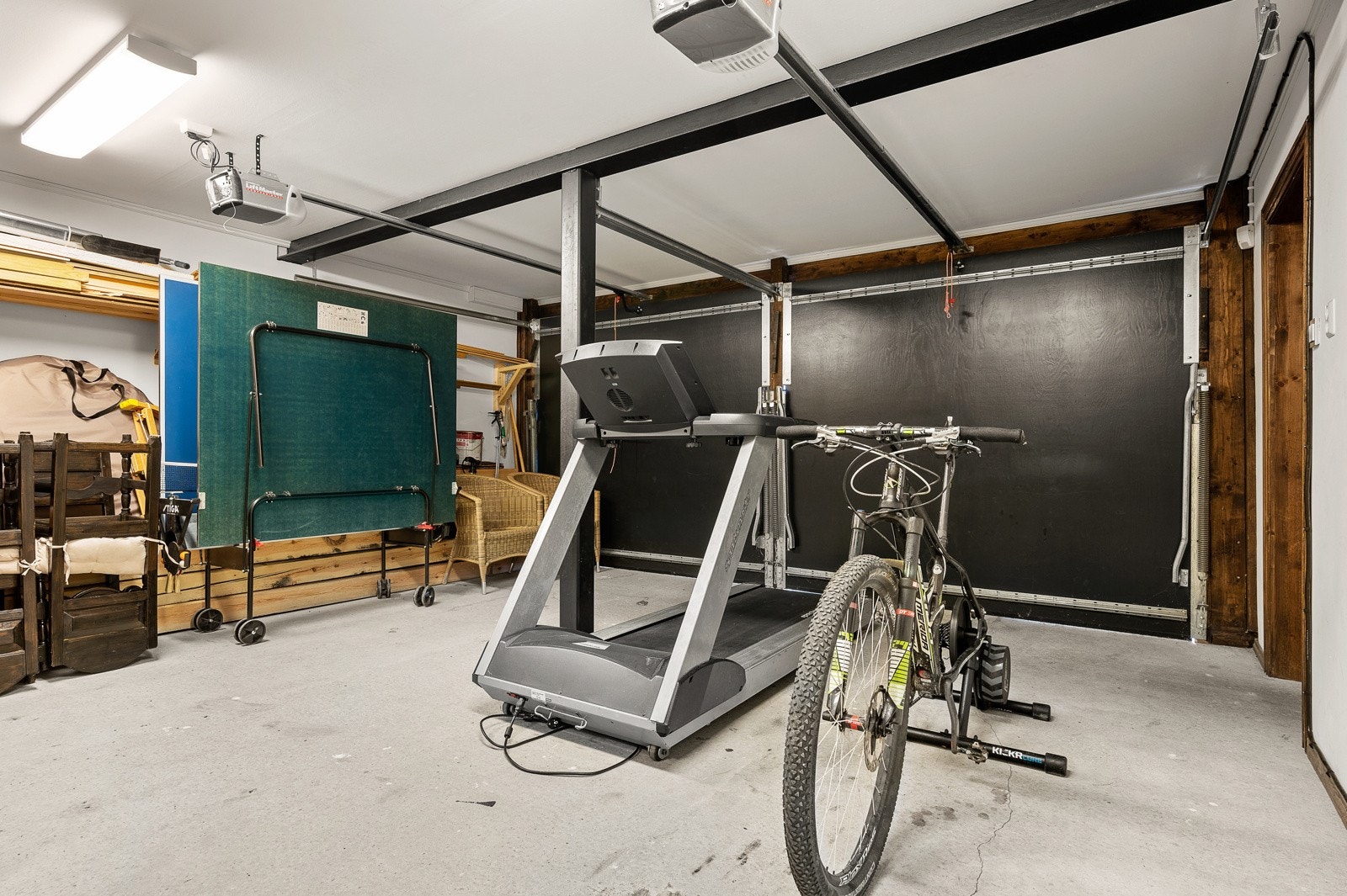 Romslig garasje med elektrisk port og betonggulv. Fra garasjen er det videre adkomst inn i hytta via hall Galleribilde