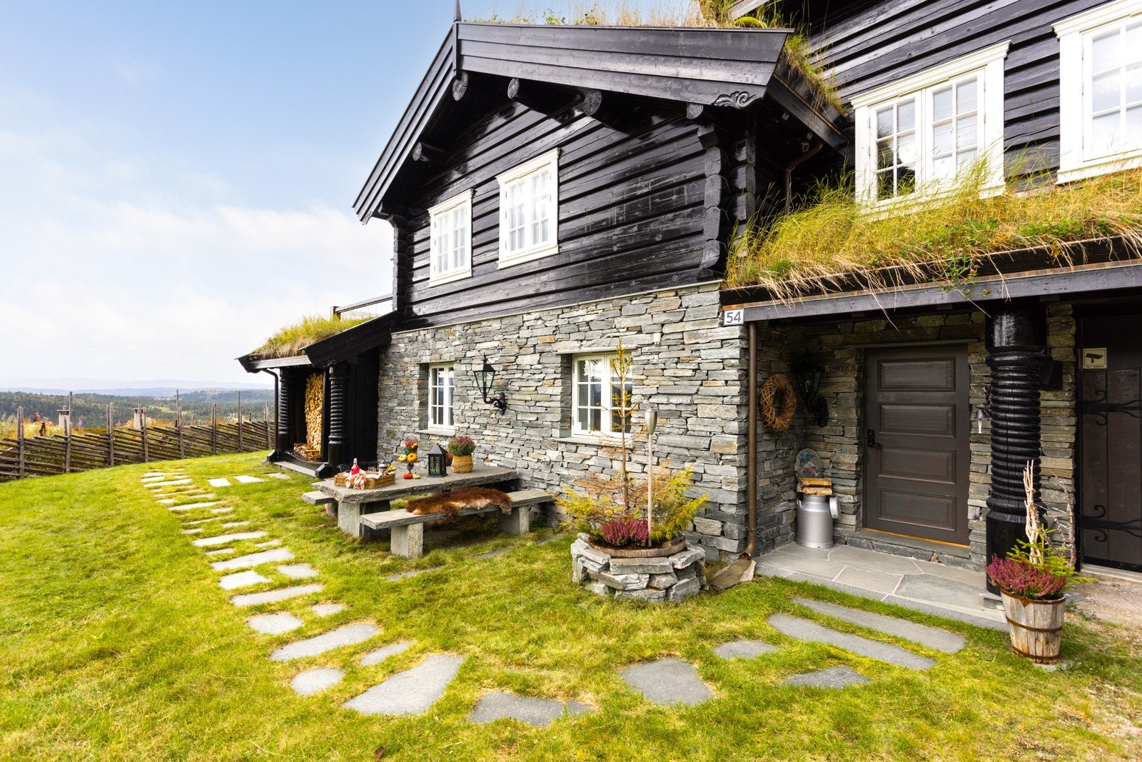 Flott, skiferbelagt uteområde og romslig, flat tomt med nydelig utsikt Galleribilde