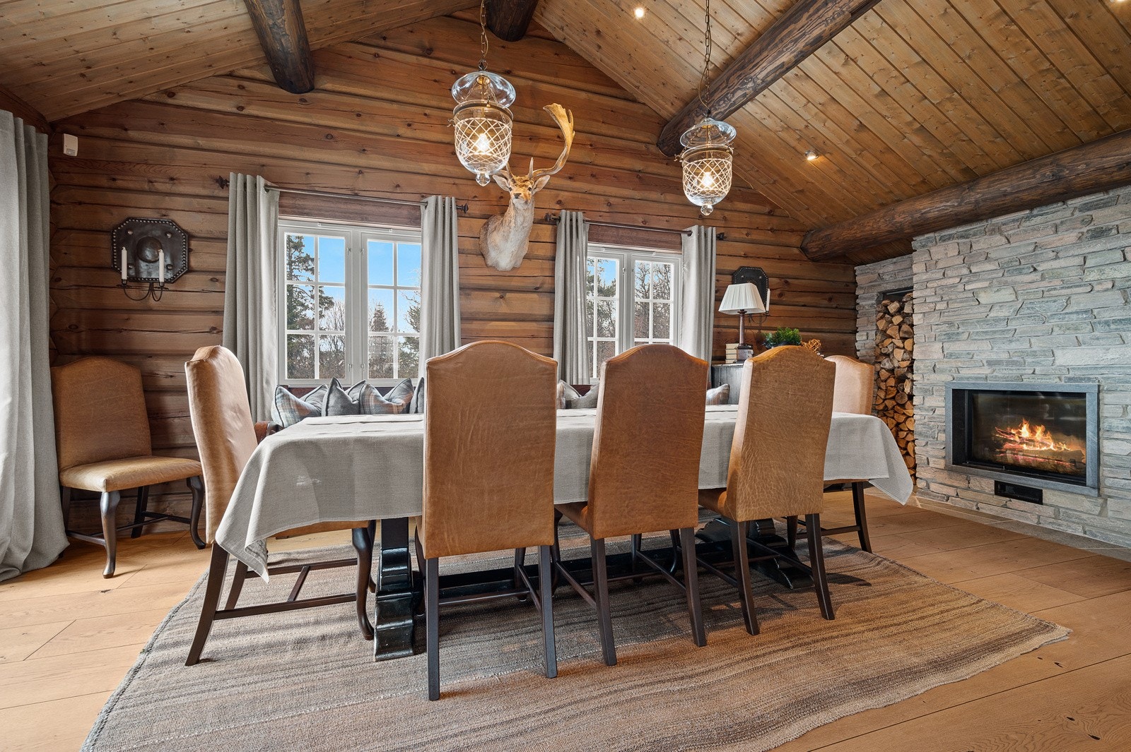 Det er god plass til familie og venner rundt spisebordet Galleribilde