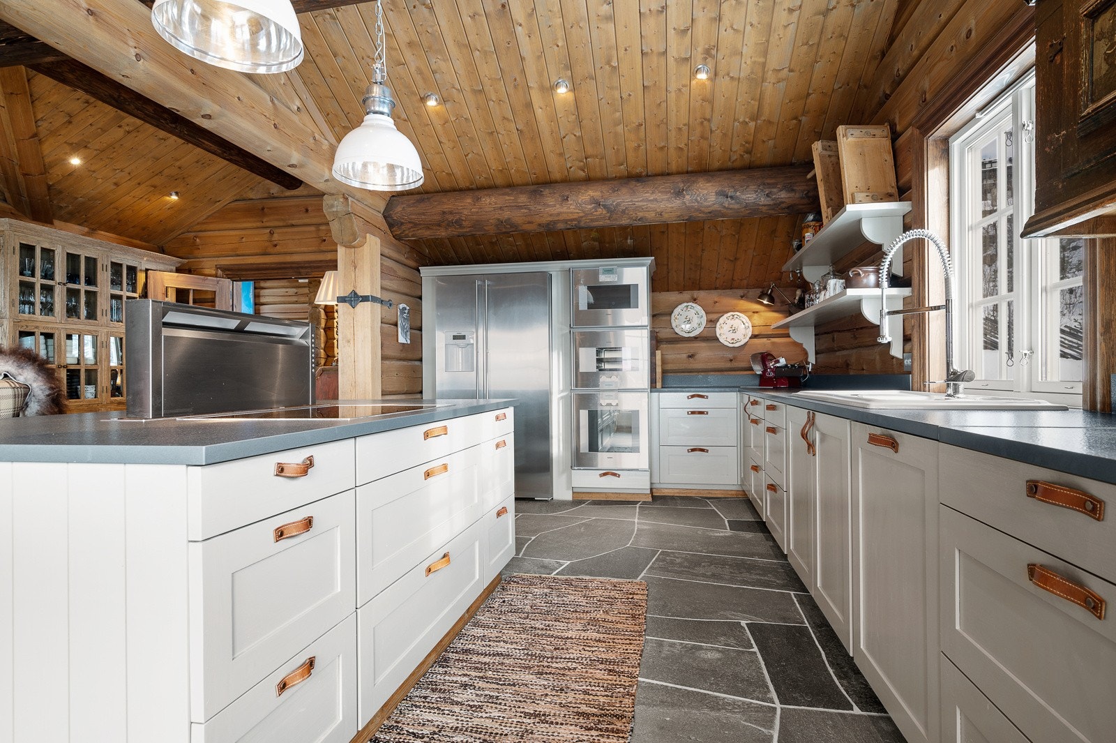 Kjøkkenet har integrerte hvitevarer fra Gaggenau, herunder micro, damp, stek, oppvaskmaskin, platetopp, ventilator, kjøl og frys med isterninger Galleribilde