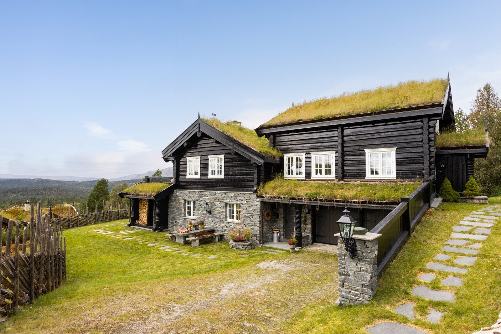 Før avreise kan man fjernstyrt sette på den vannbårne varmen i hytta og ved ankomst parkerer man bilen i garasjen og går tørrskodd inn i hytta Galleribilde