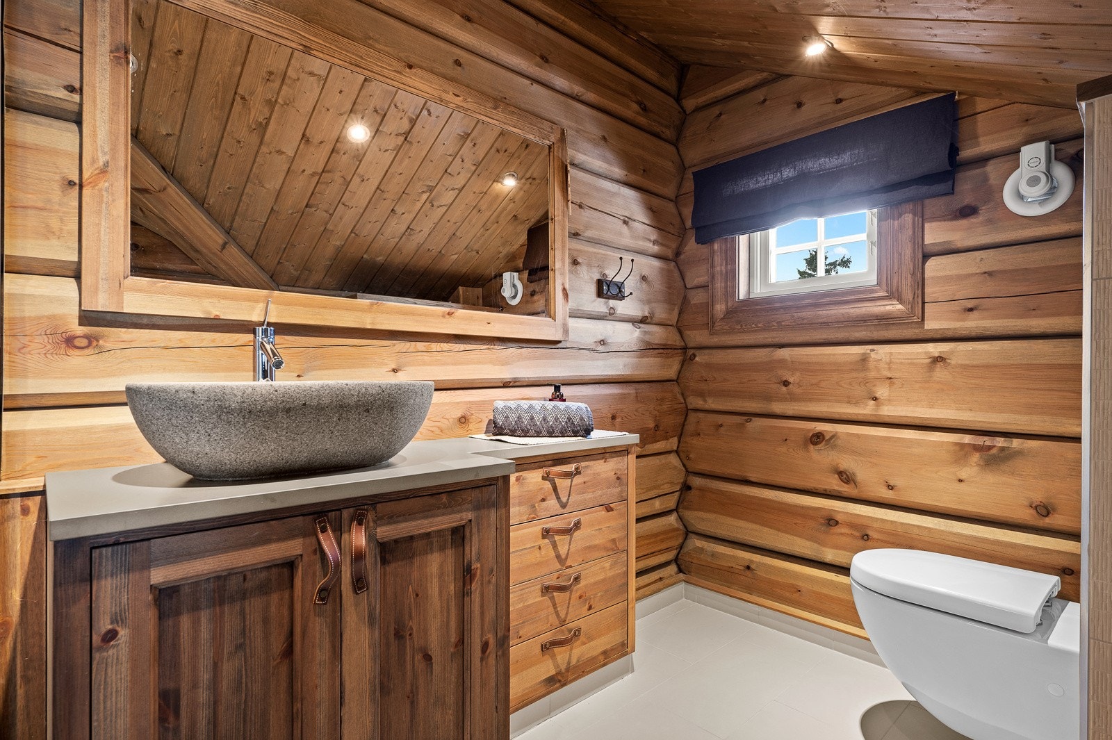 Baderommet i 2. etasje har flislagt gulv og tømmervegger Galleribilde