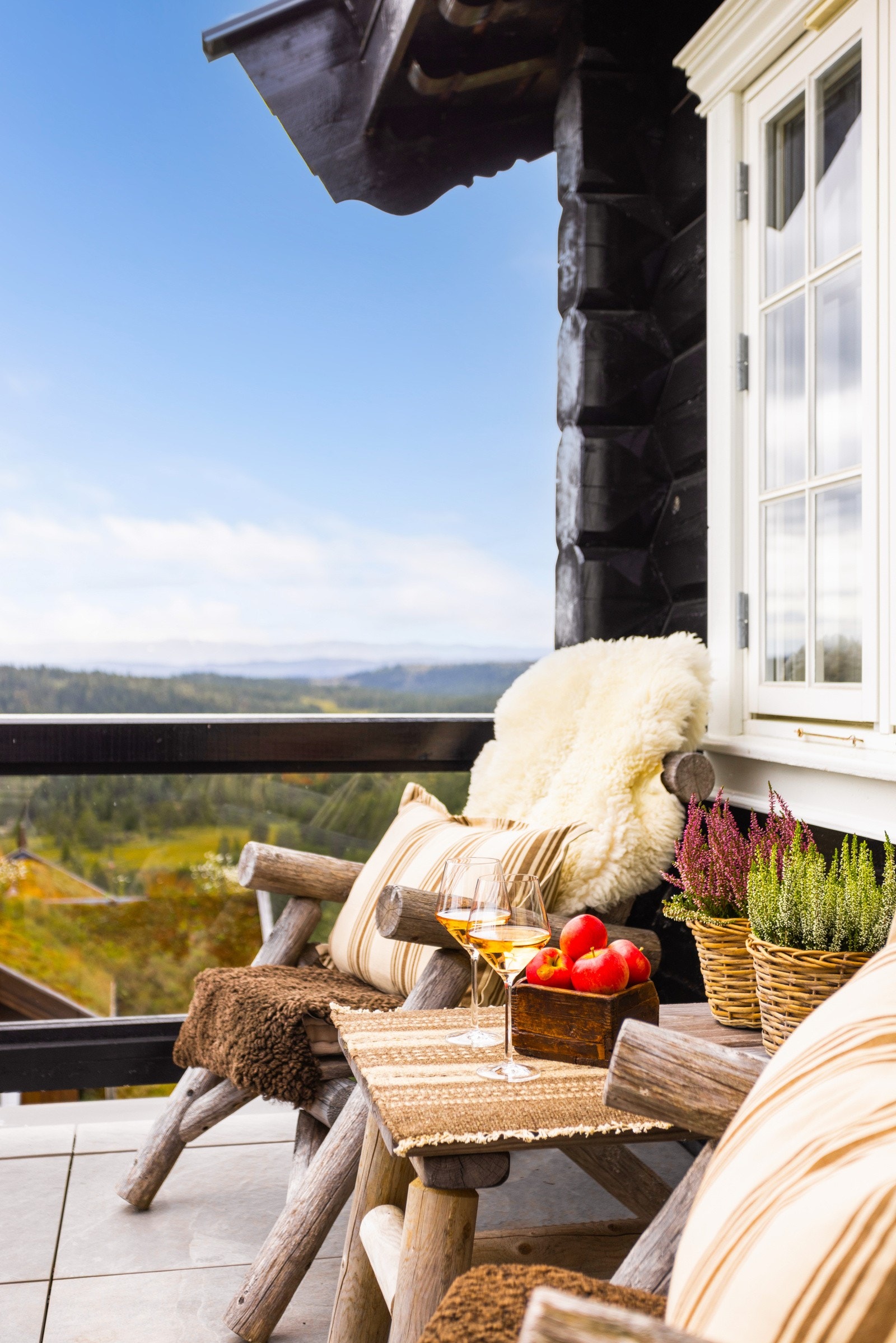 Eiendommen har en helt eventyrlig og snøsikker plassering hele 900 meter over havet Galleribilde