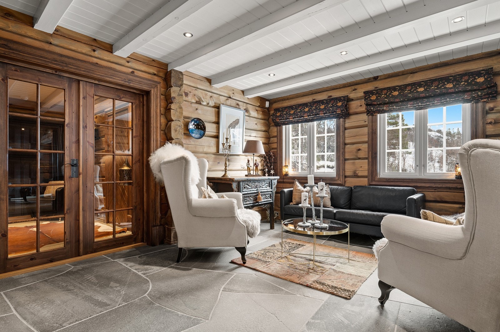 Hall/forstue. Her er det gflere gode oppholdssoner. God tilknytning mellom sonene samtidig som at doble glassdører skjermer for lyd Galleribilde