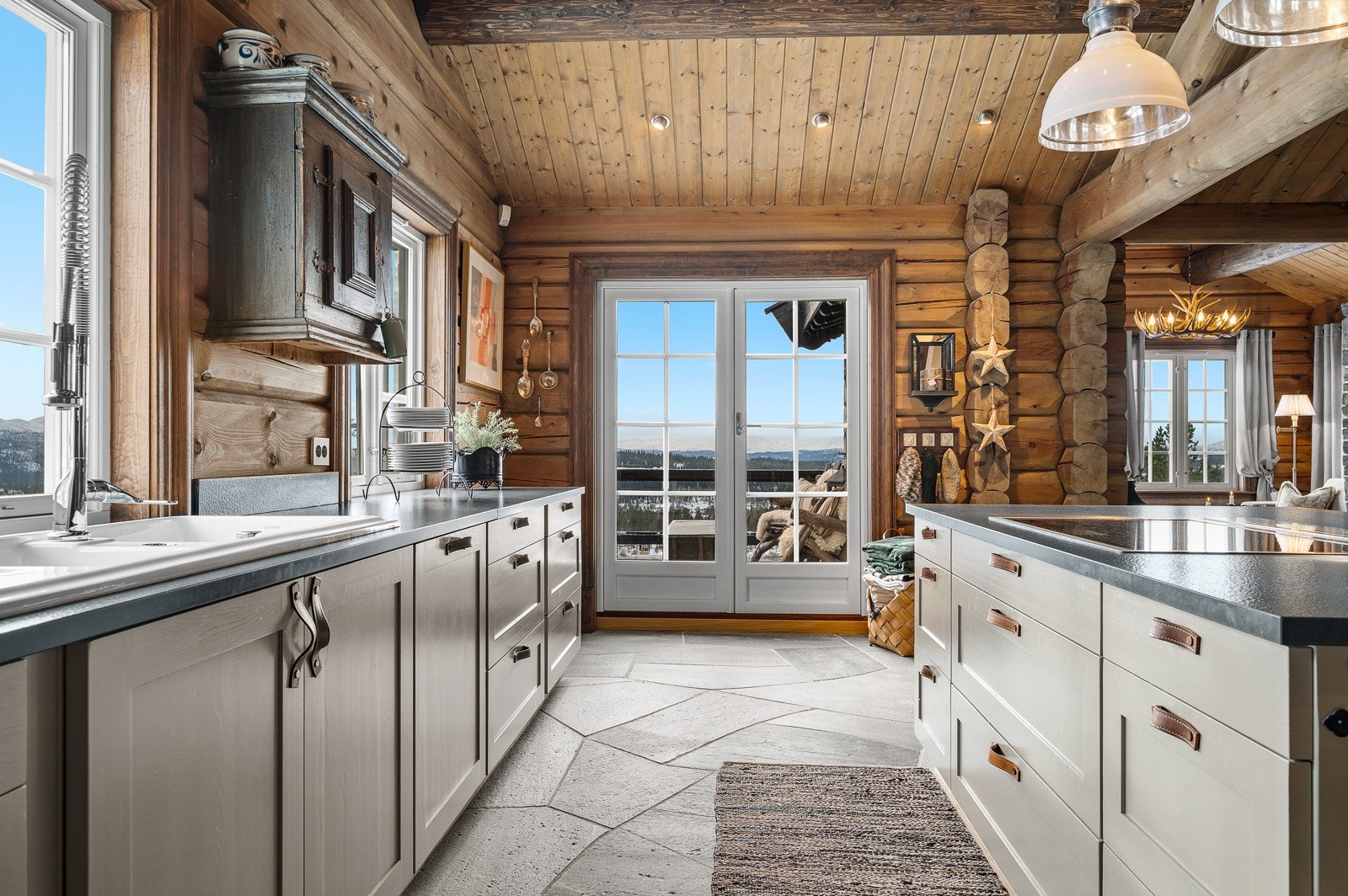 Fra kjøkkenet er det utgang til terrasse som gjør det enkelt å flytte matserveringen utendørs Galleribilde