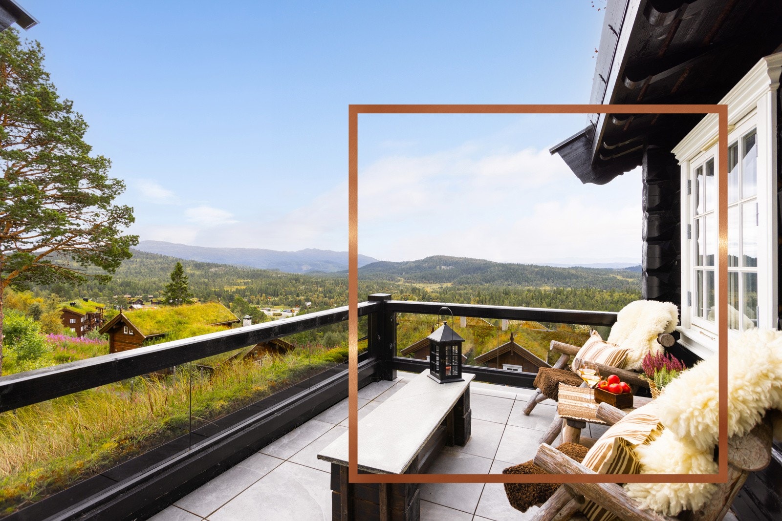 Eiendommen har flere terrasser, uteplasser og stor, usjenert hage. Her med utgang fra kjøkken Galleribilde