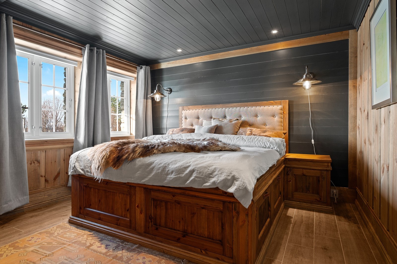 Soverom IV i underetasje med plassbygget dobbeltseng, garderobeskap og fantastisk utsikt! Galleribilde