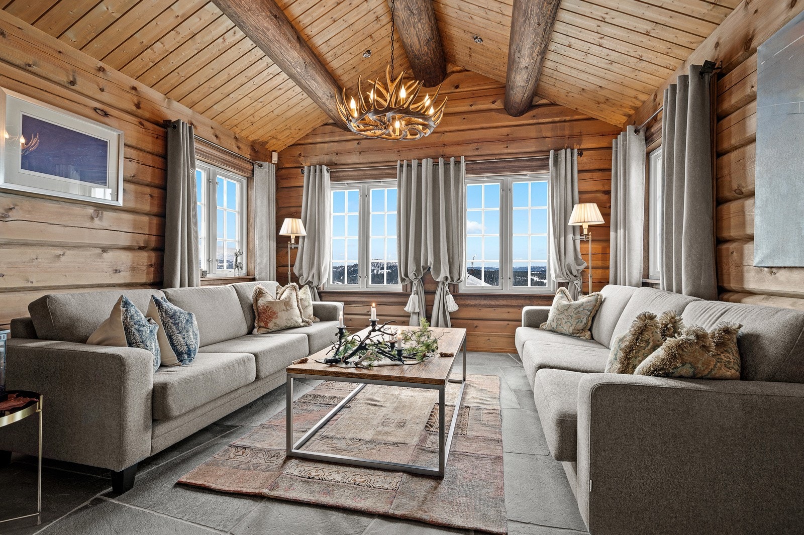 Storslått stue med store vinduer og ekstra høyde under taket. Her kan du nyte utsikten rett fra sofakroken! Galleribilde