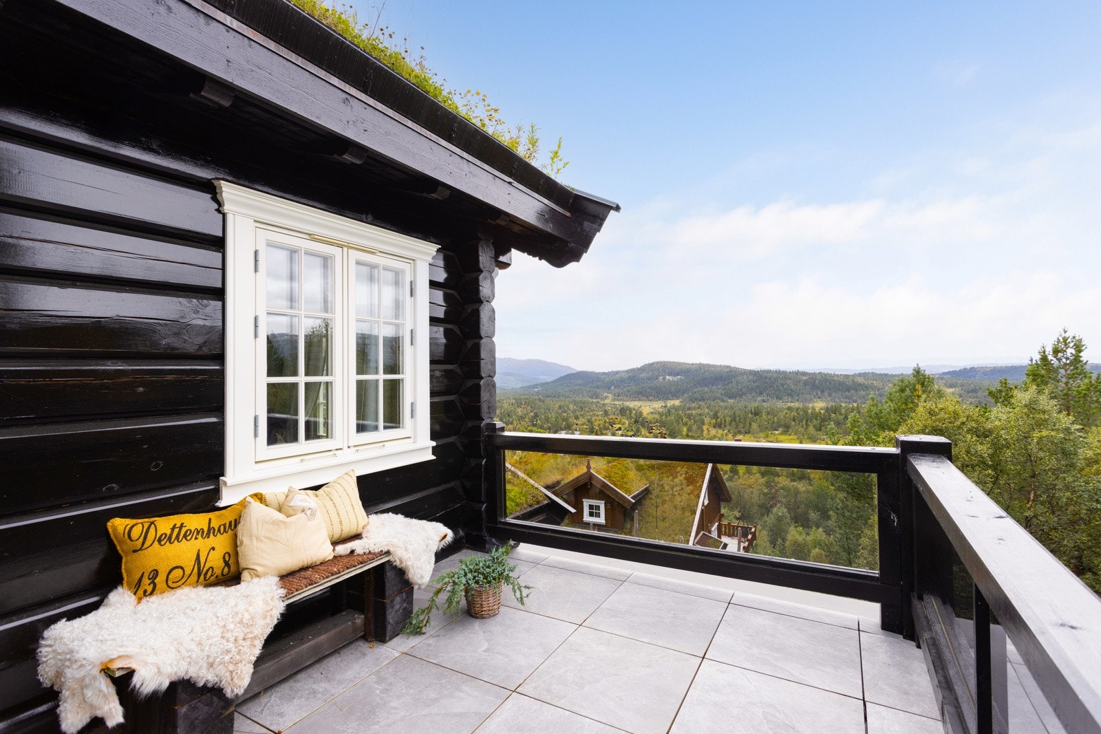 Ettermiddag- og kveldssolen er på terrassen så lenge det er sol, og helt frem til 22.30 sommerstid Galleribilde