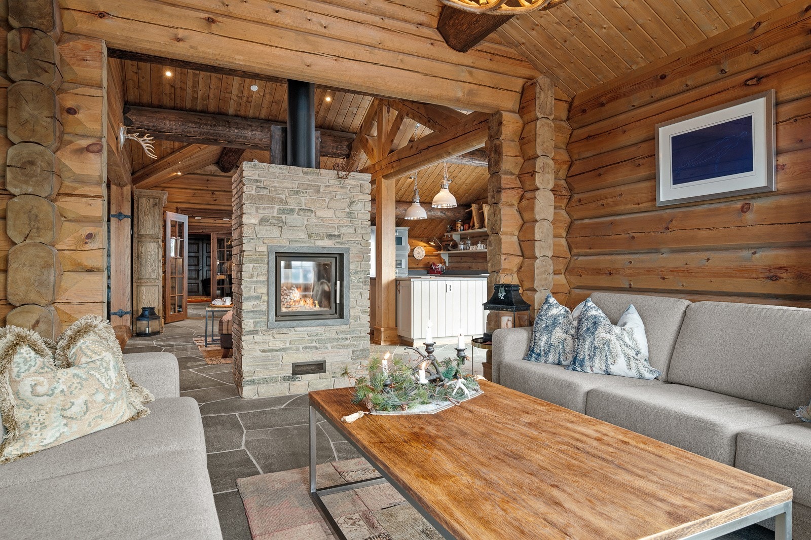 Sentralt i stuen er det montert en storslått peis Galleribilde