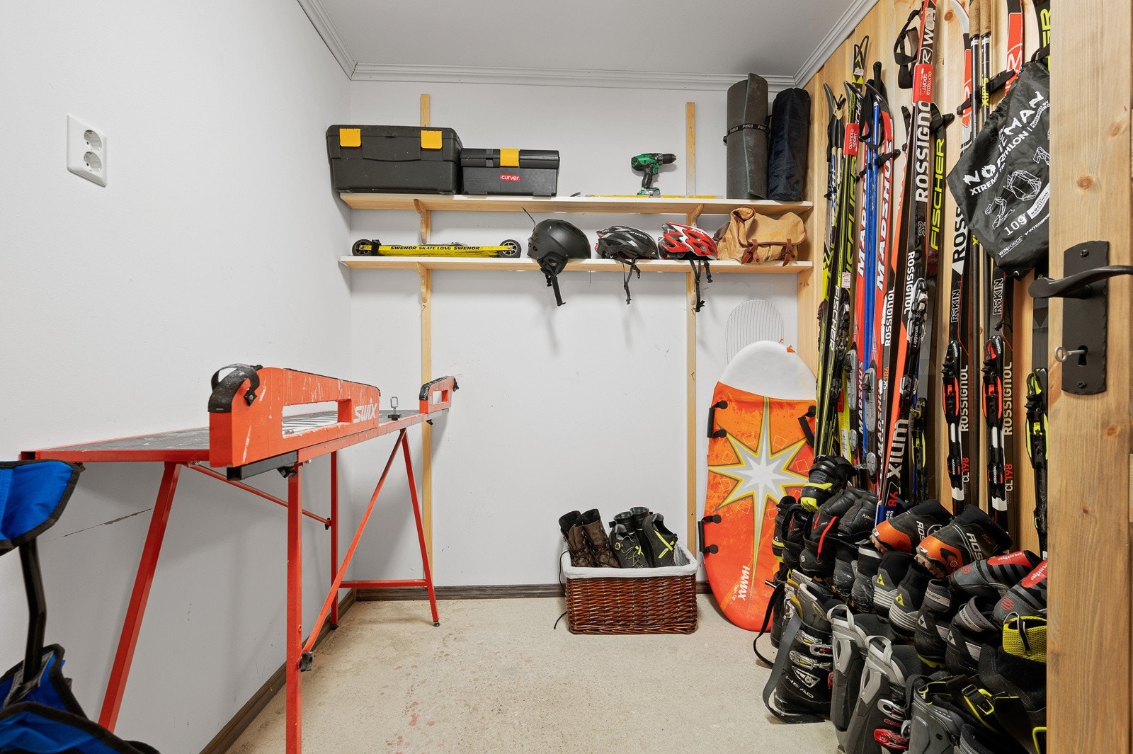 Eiendommen har svært godt med oppbevaringsplass. Innvendig er det i kjeller et teknisk rom, innvendig bod og en større sportsbod Galleribilde