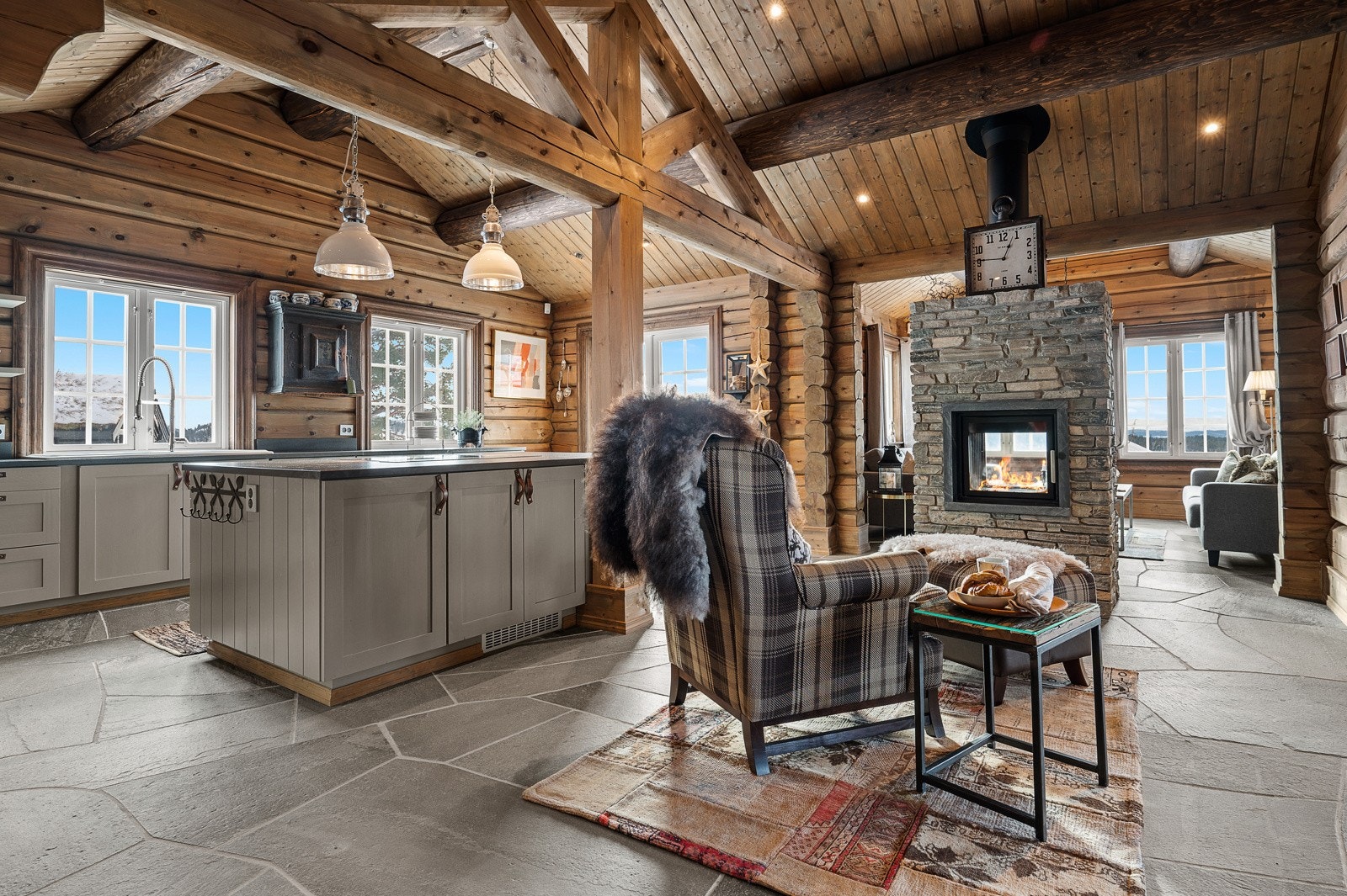 Innbydende kjøkken med svært god takhøyde Galleribilde