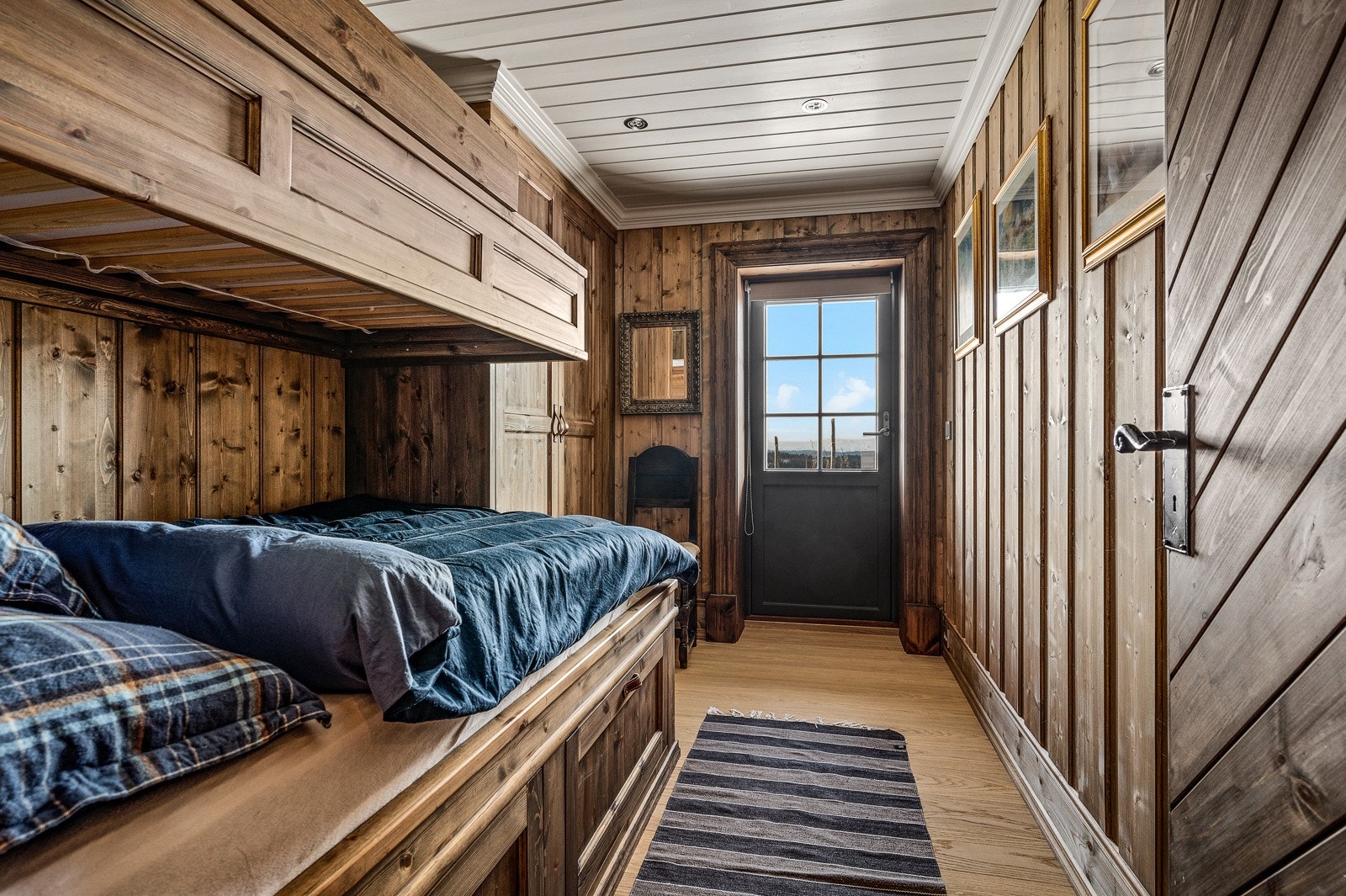 Soverom V i underetasje med plassbygget familiekøye, garderobeskap og utgang til markterrasse. Galleribilde