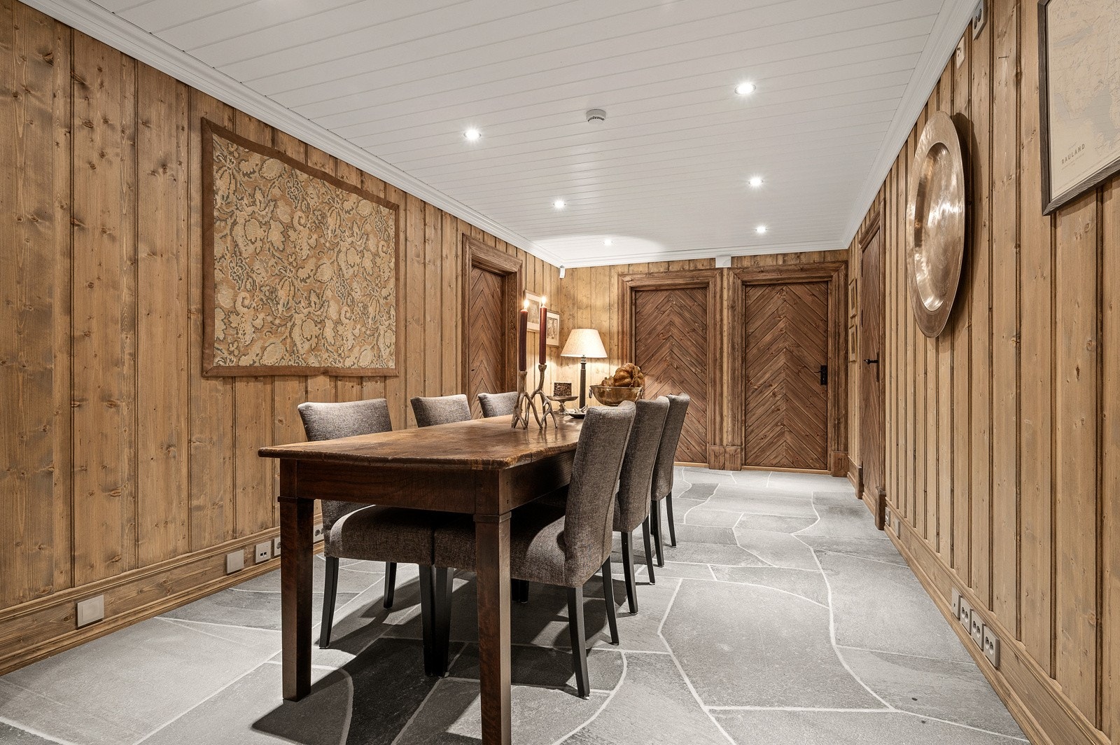 Svært trivelig aktivitetsrom innredet med spisestue. Her kan familien samles til å spille brettspill eller andre ønskede aktiviteter, når været rusker ute Galleribilde