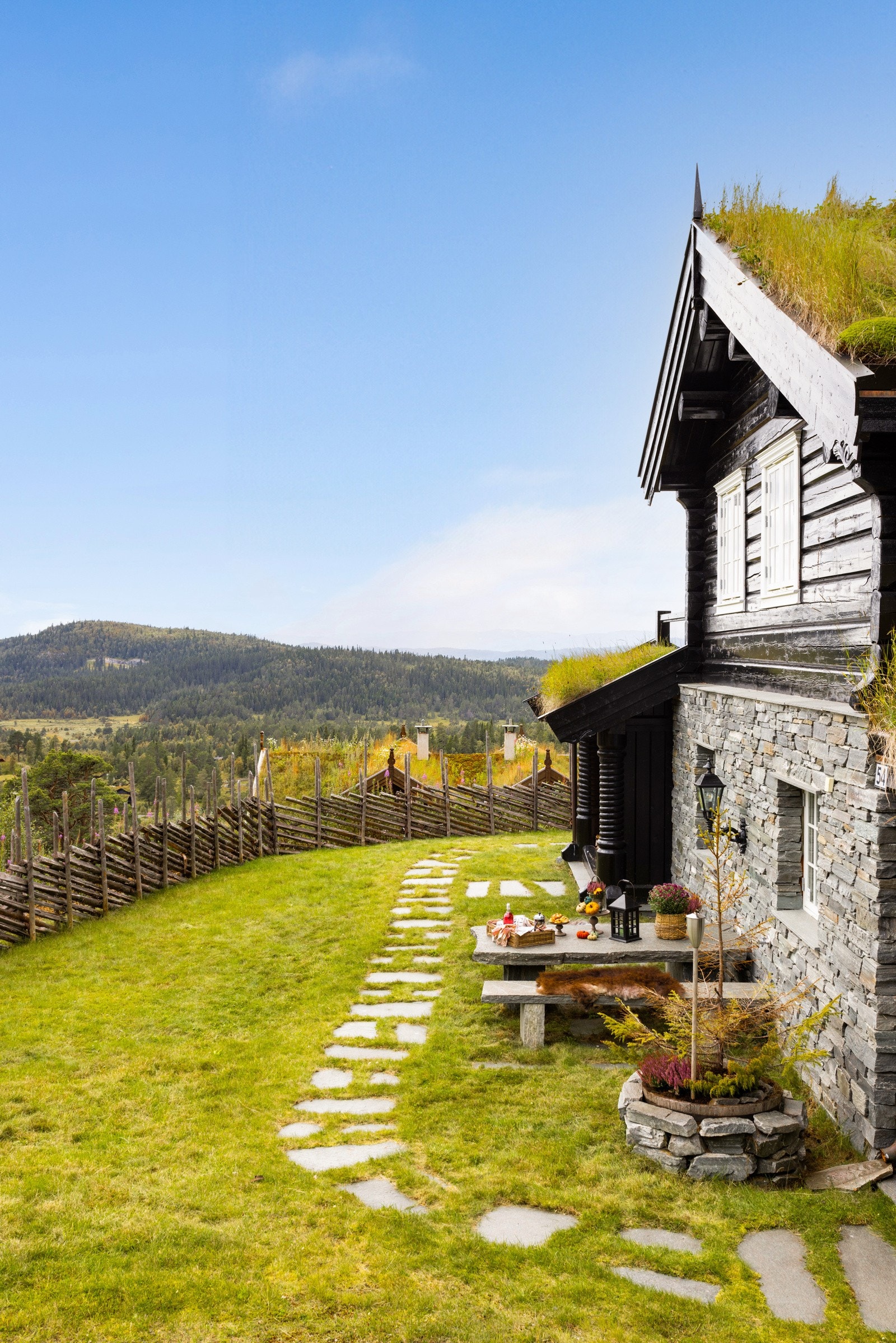 Hytta er bygget i malmfuru fra Malmlaft som er et annerkjent Norsk firma og håndverk. Alle innredninger er fra Handlaft og Tredesign og ellers påkostede materialvalg Galleribilde