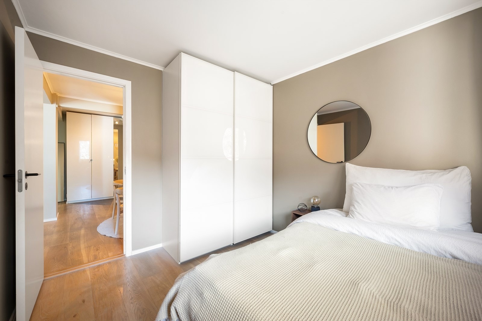 Rommet har plass til seng, skrivepult og skap/kommode. Galleribilde