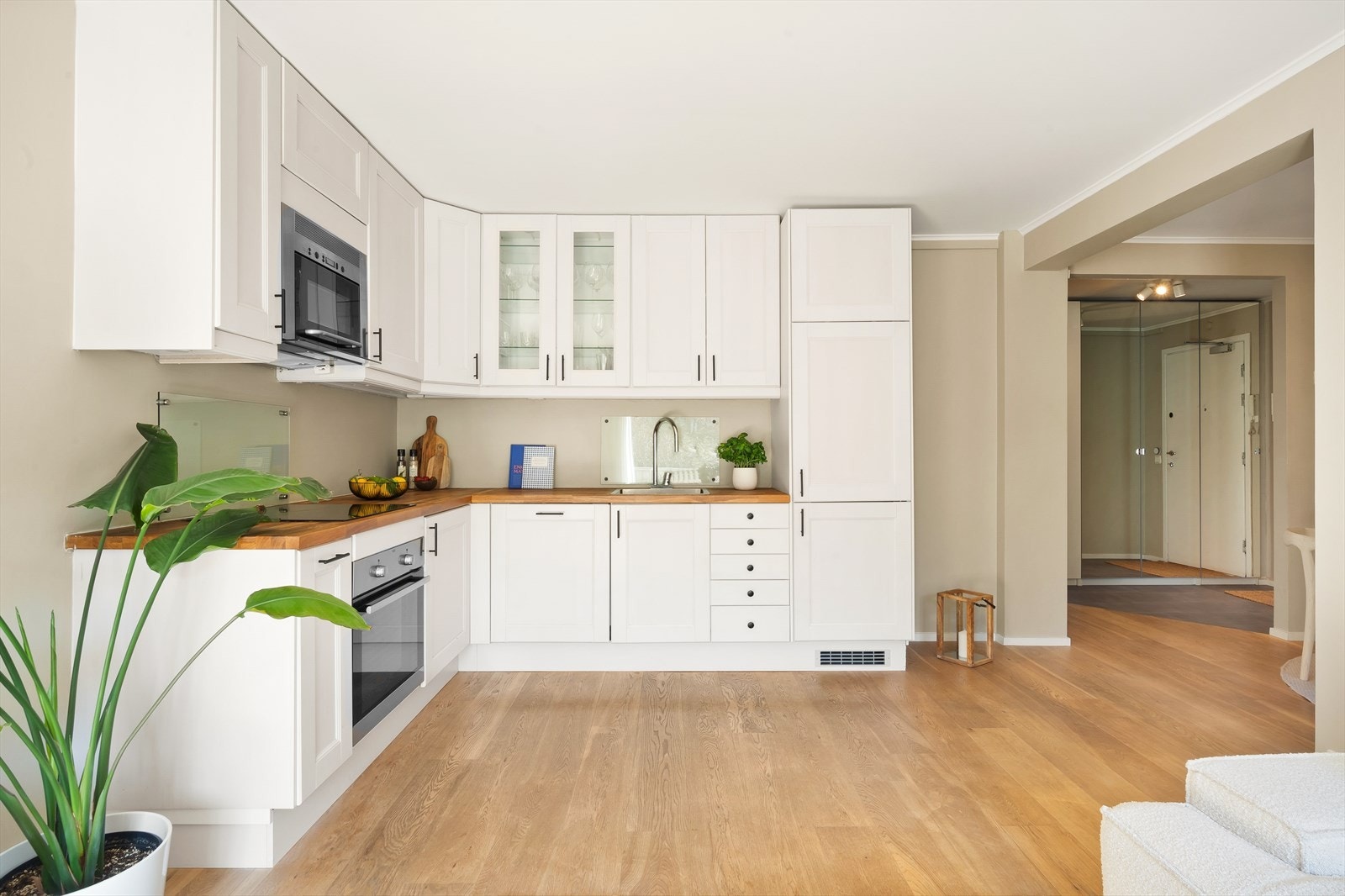 Det er integrerte hvitevarer som består av oppvaskmaskin fra Siemens, kjøl/frys fra Electrolux, stekeovn fra AEG samt keramisk platetopp og mikro fra Ikea. Galleribilde