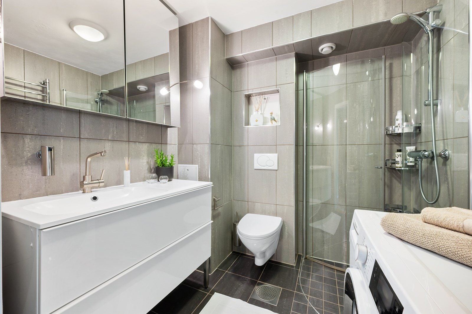 Pent, romslig bad pusset opp i 2009. Badet har flislagte overflater, elektrisk gulvvarme og opplegg for vaskemaskin. Galleribilde