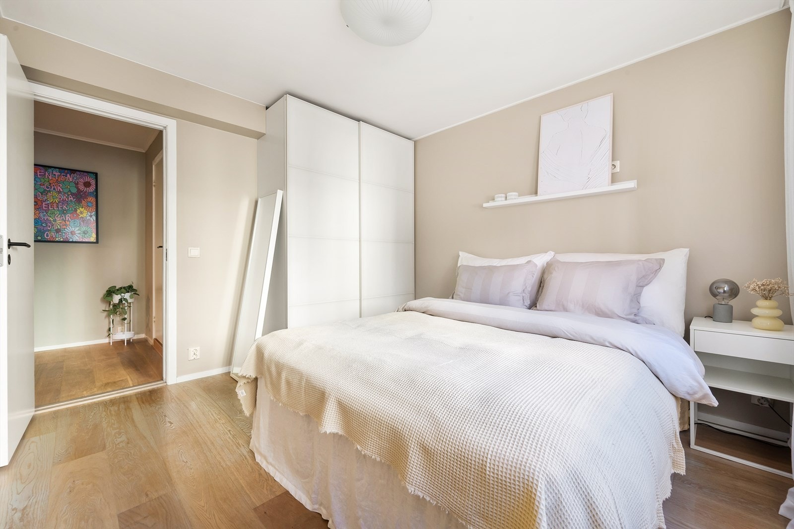 Hovedsoverommet er romslig, og har god plass til dobbeltseng, nattbord og garderobeskap. Galleribilde