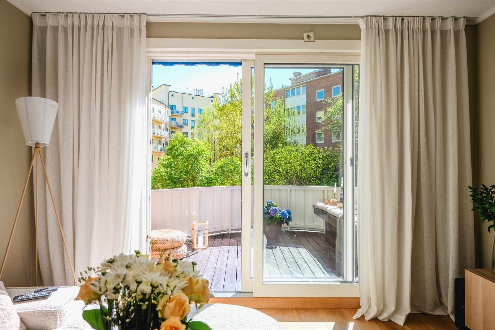 Leiligheten ligger i en høy 1. etasje og inneholder entré, bad, to soverom, kjøkken og stue. Galleribilde