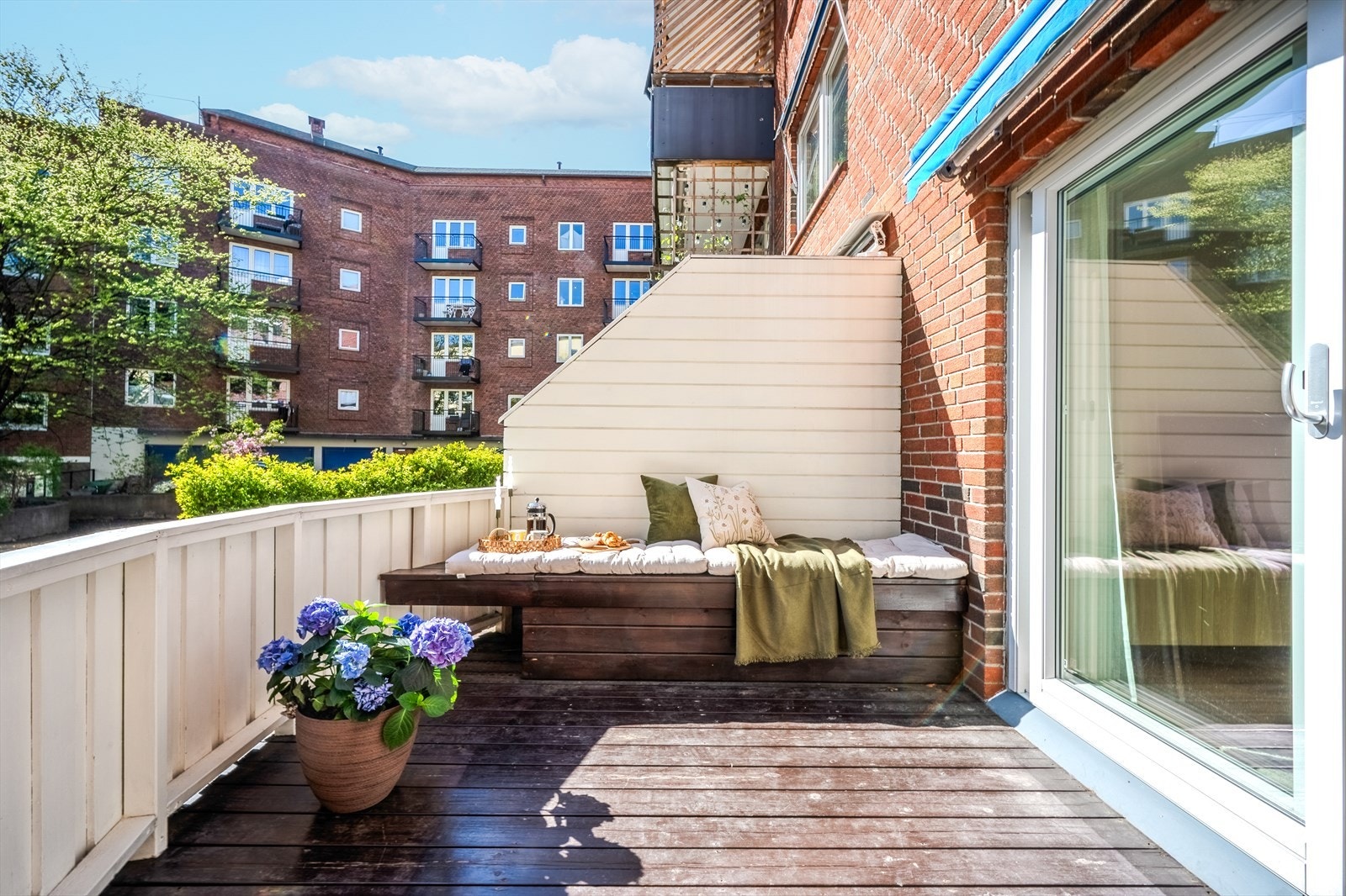 Fra stuen er det utgang til en solrik, sydvendt terrasse på ca. 8,5 kvm. Her er det god plass til utemøblement, grill og beplanting. Galleribilde