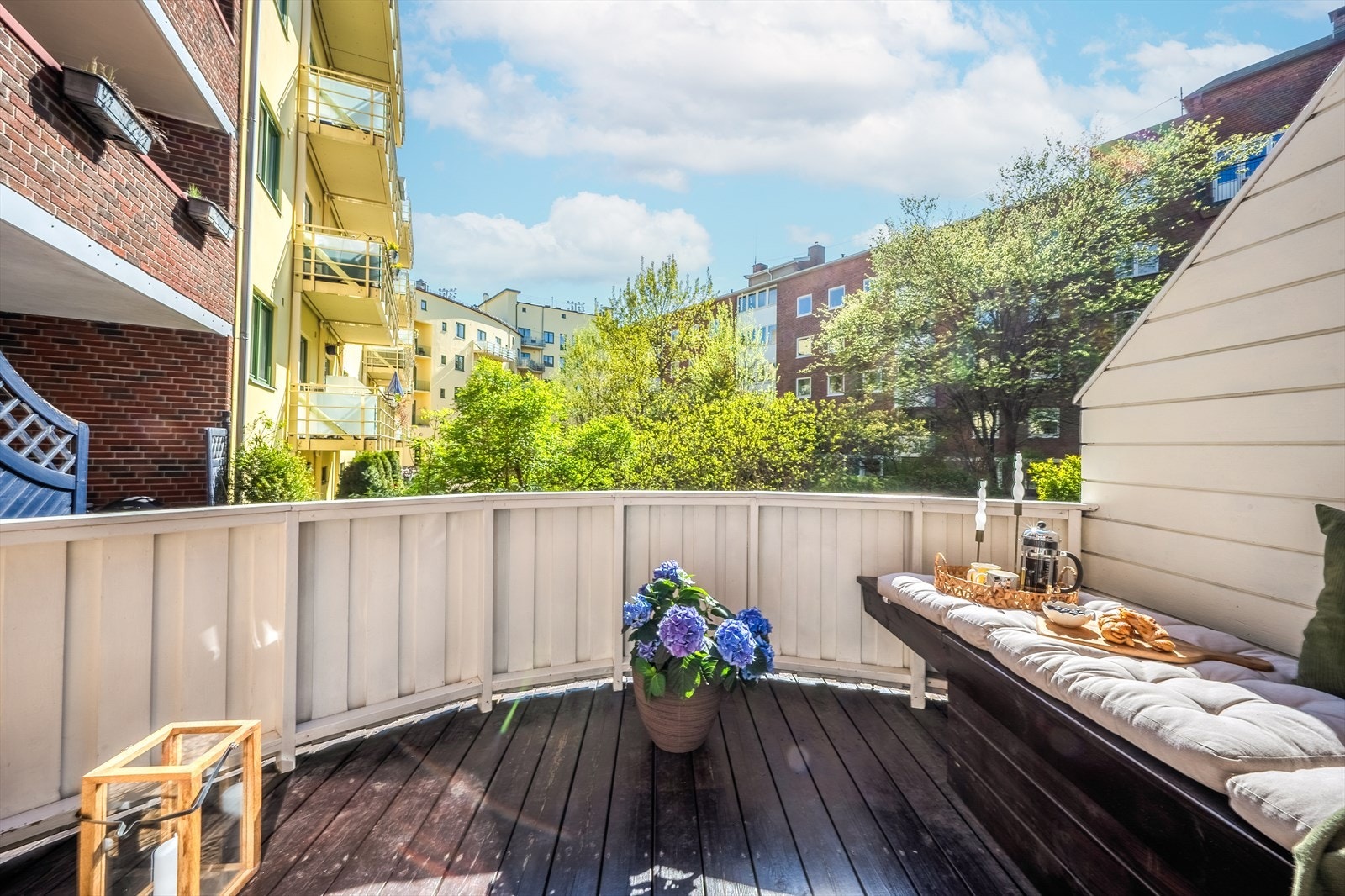 På sommertid har du sol fra ca. kl. 11:30 til 18:30 på terrassen. Galleribilde