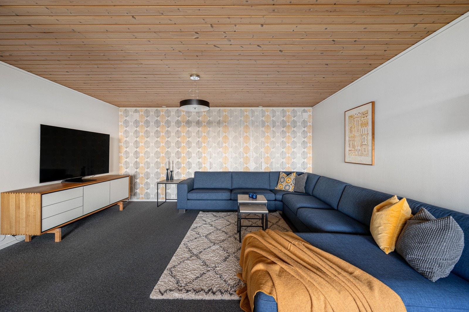 Størrelsen på stuen gjør det enkelt å møblere i ulike soner. Galleribilde