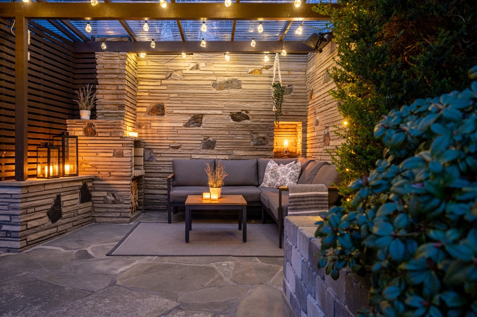 Her sitter man skjermet i vær og vind, med peis som gir en lun og god varme. Galleribilde