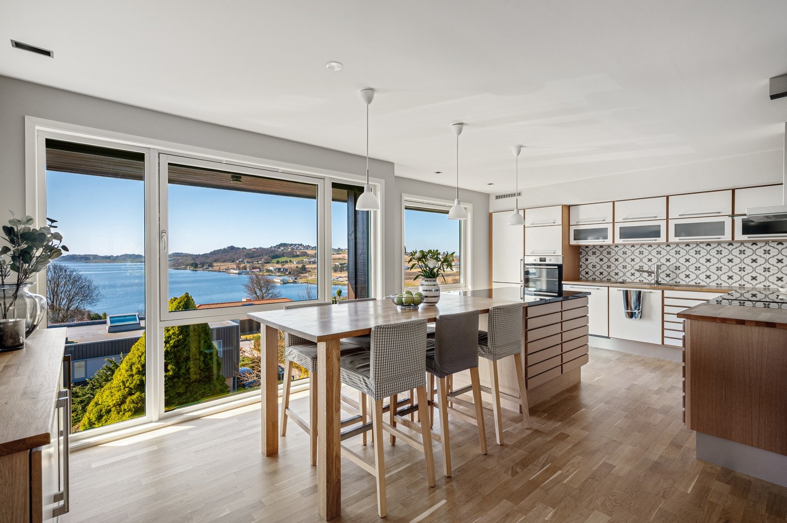 I 2021 ble det montert ny kjøkkenøy og skuffeseksjon fra Multiform. Galleribilde