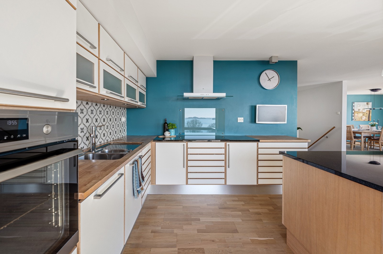 Kjøkkenet har integrerte hvitevarer fra kvalitetsleverandører. Galleribilde