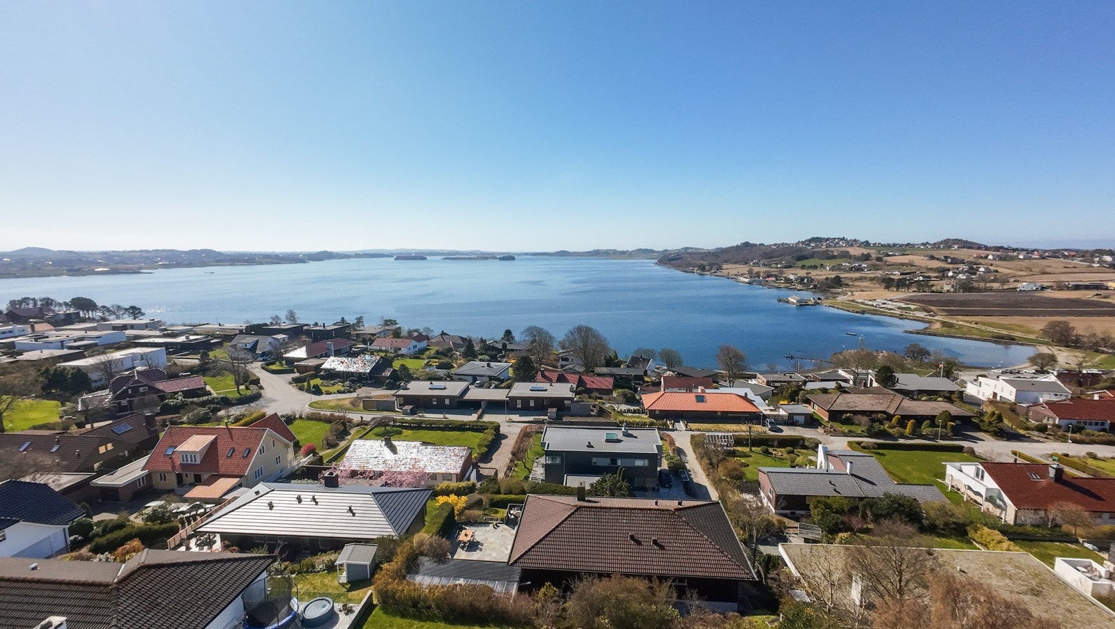 Velkommen til en lekker arkitekttegnet enebolig med gjennomgående høy standard og sjelden flott utsikt. Galleribilde