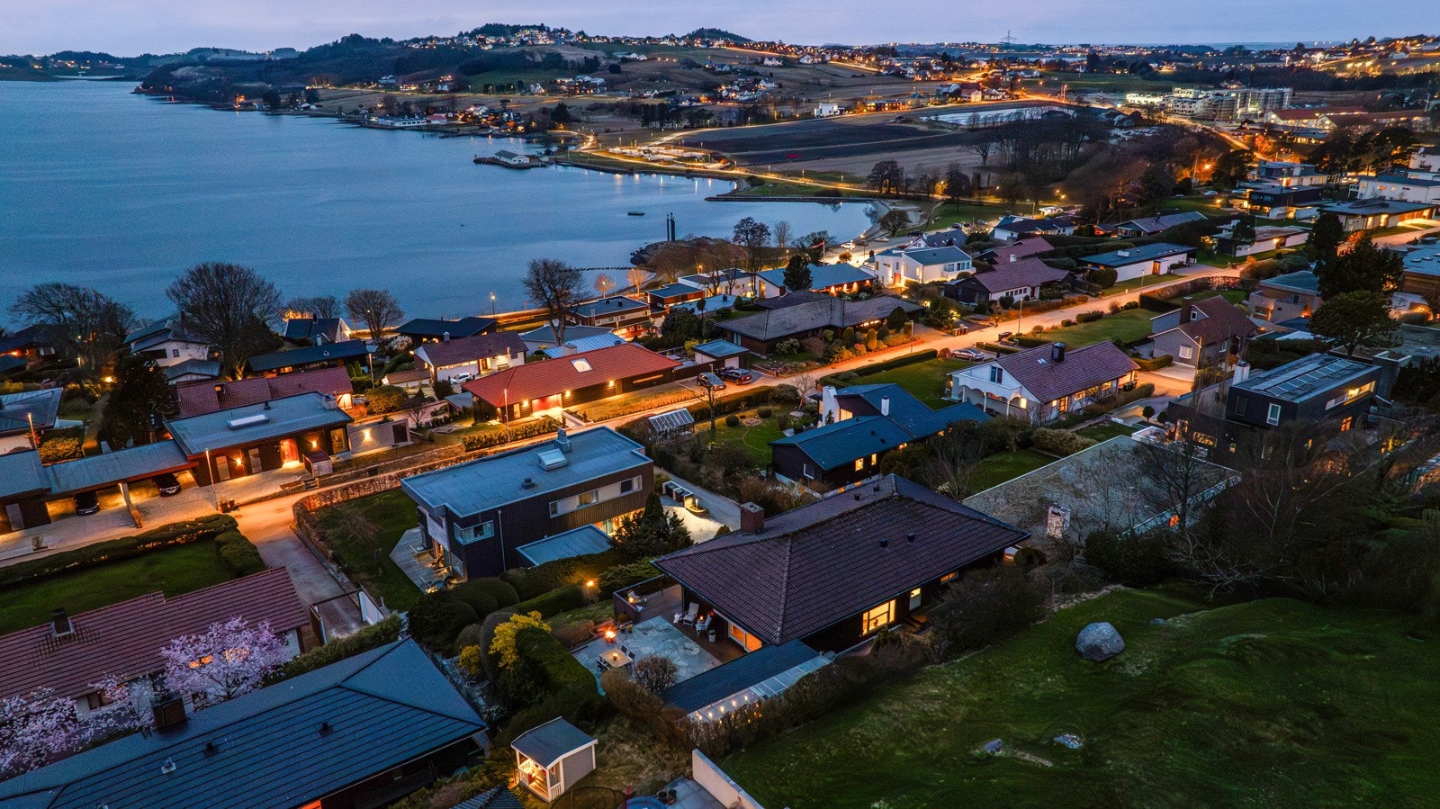 Den turglade kan glede seg over flotte turstier i naturskjønne omgivelser langs Hafrsfjorden, like nedenfor gaten. Galleribilde