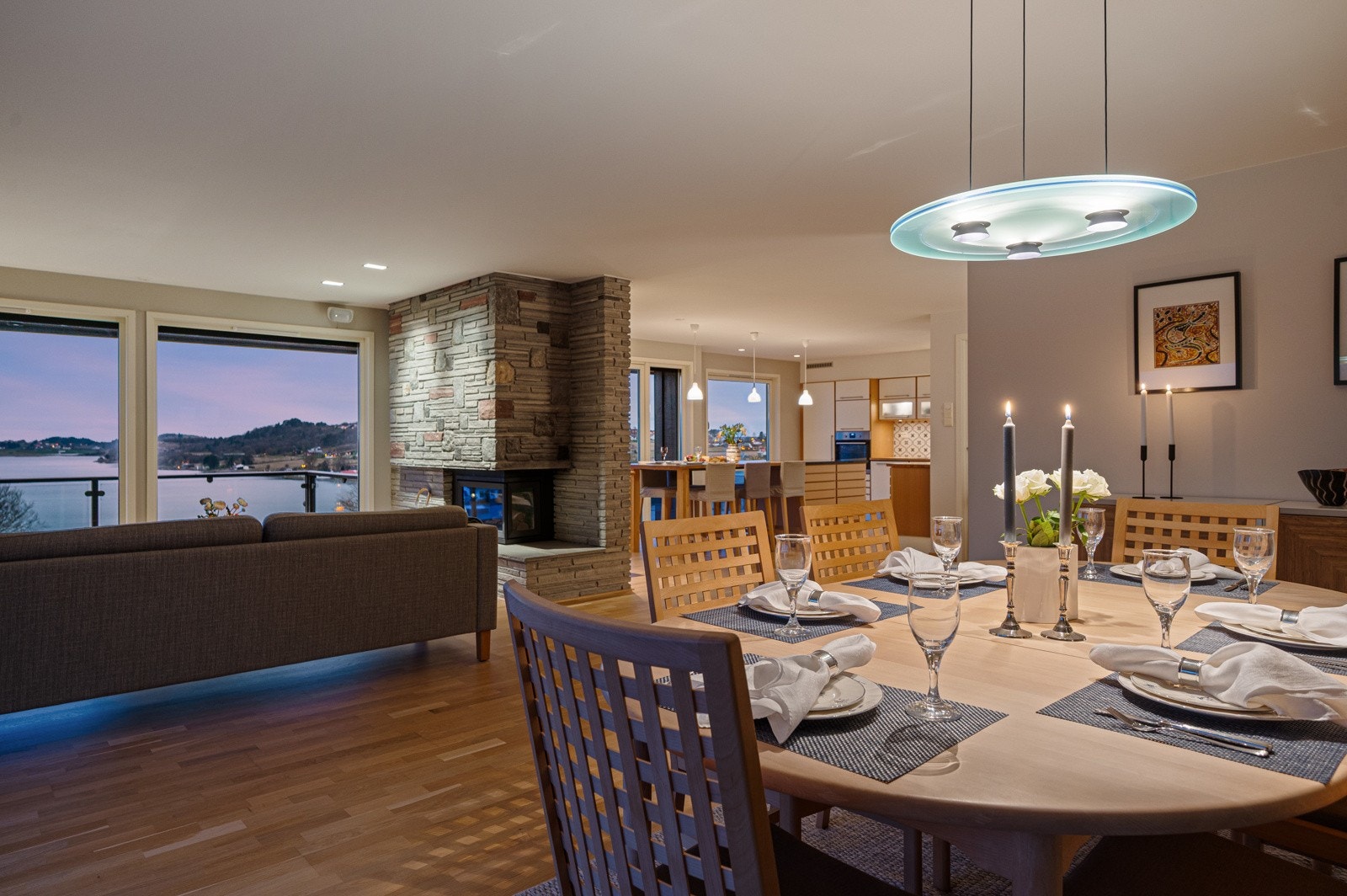 Stue og kjøkken ligger i åpen løsning til hverandre, noe som gir en luftig og sosial atmosfære. Galleribilde