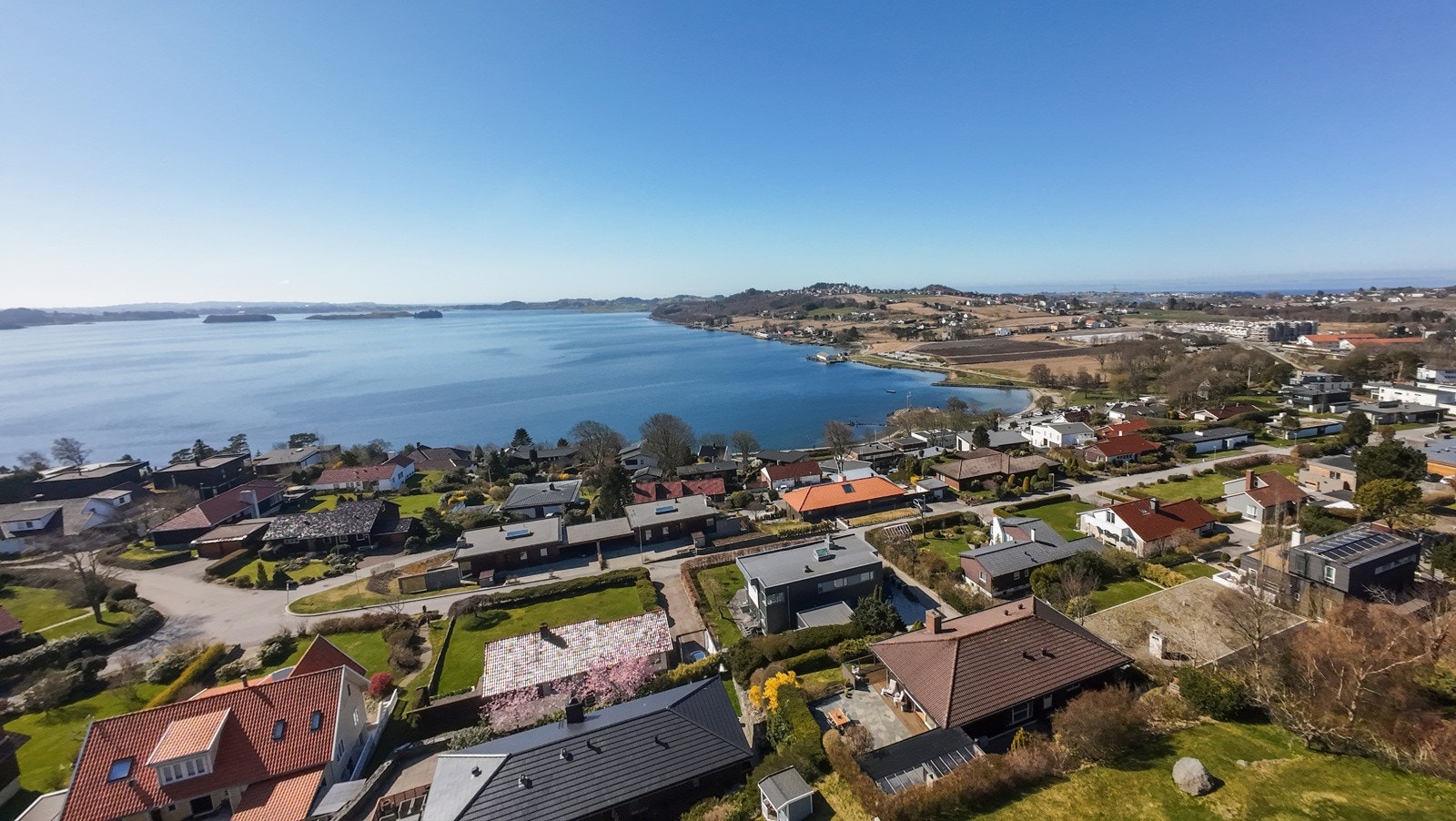 Beliggenheten er svært ettertraktet og barnevennlig, med flere skoler, barnehager og aktivitetstilbud like ved. Galleribilde