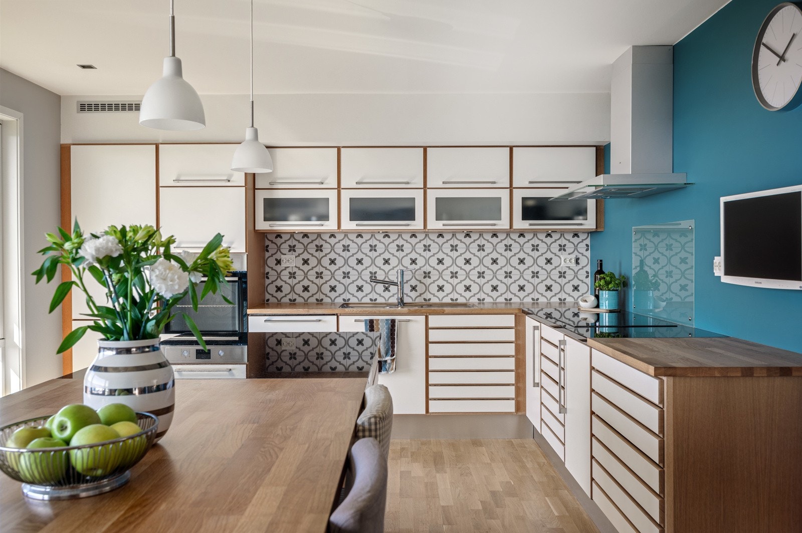 Kjøkkenet har rikelig med skap- og benkeplass - perfekt for hobbykokken! Galleribilde