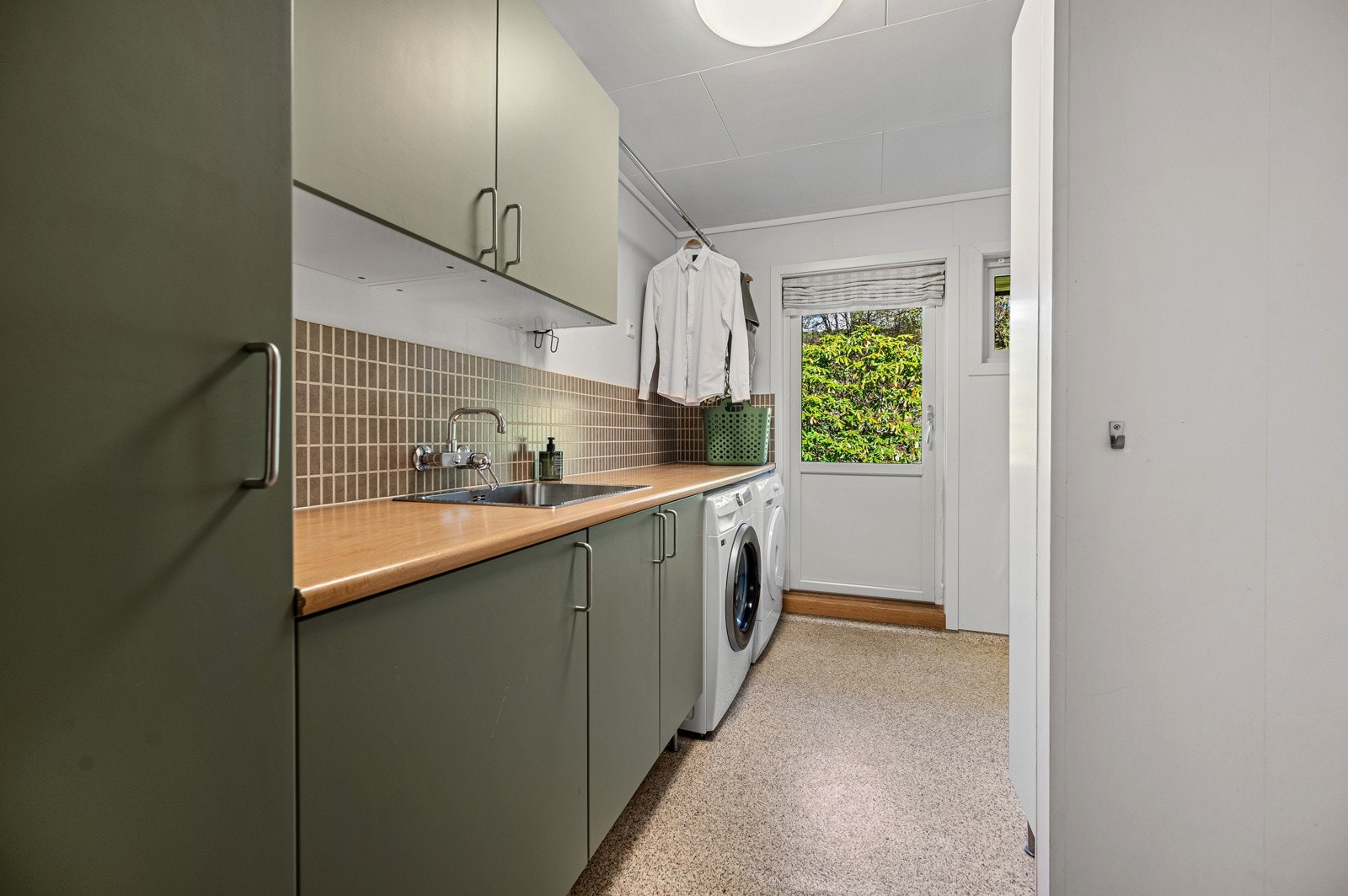 Praktisk separat vaskerom med god skap- og benkeplass. Her har man også egen bi-engang og husets 4. WC. Galleribilde