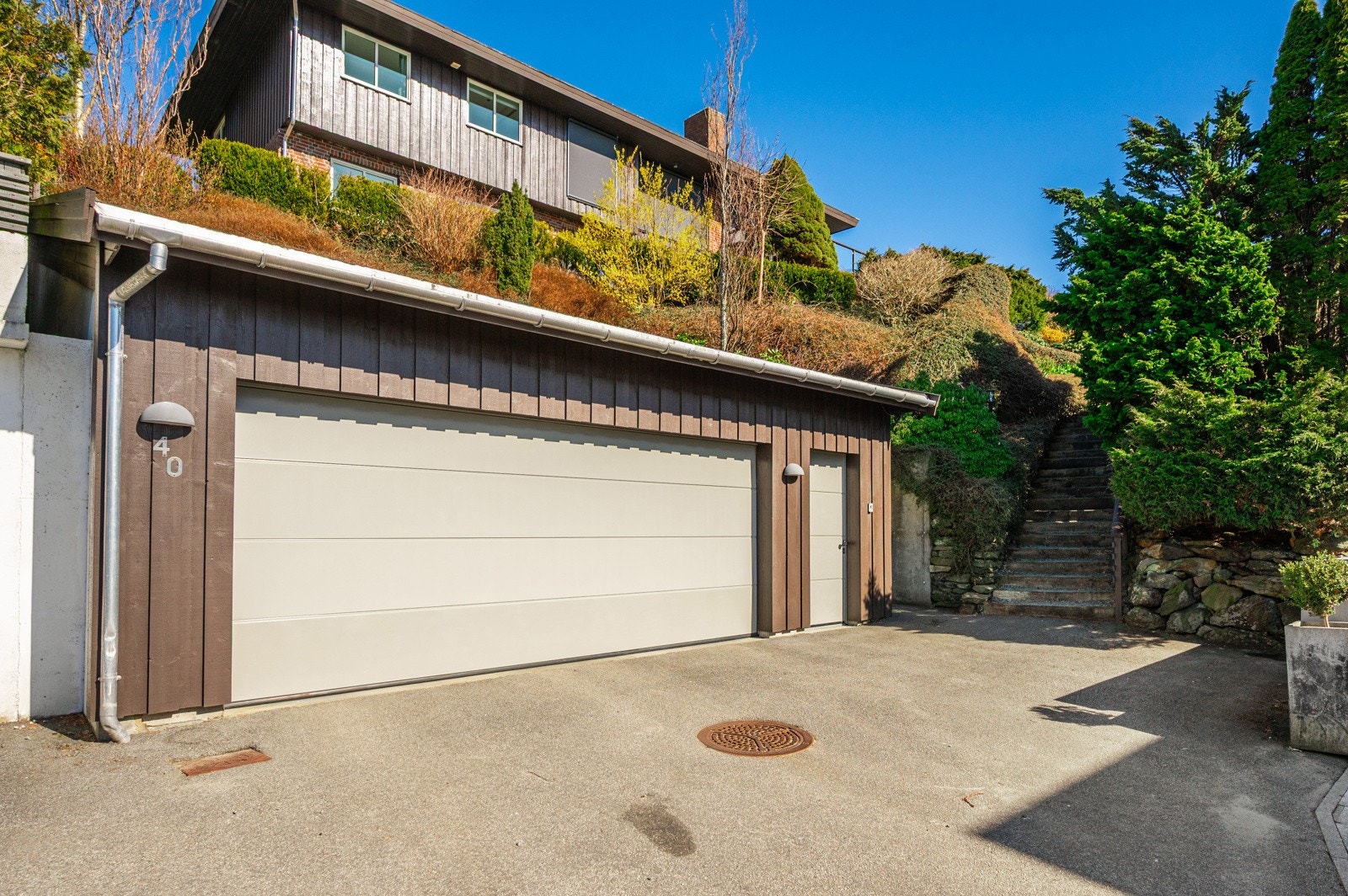 Flott garasje fra 2012 med gode parkeringsmuligheter samt stor hems. Galleribilde