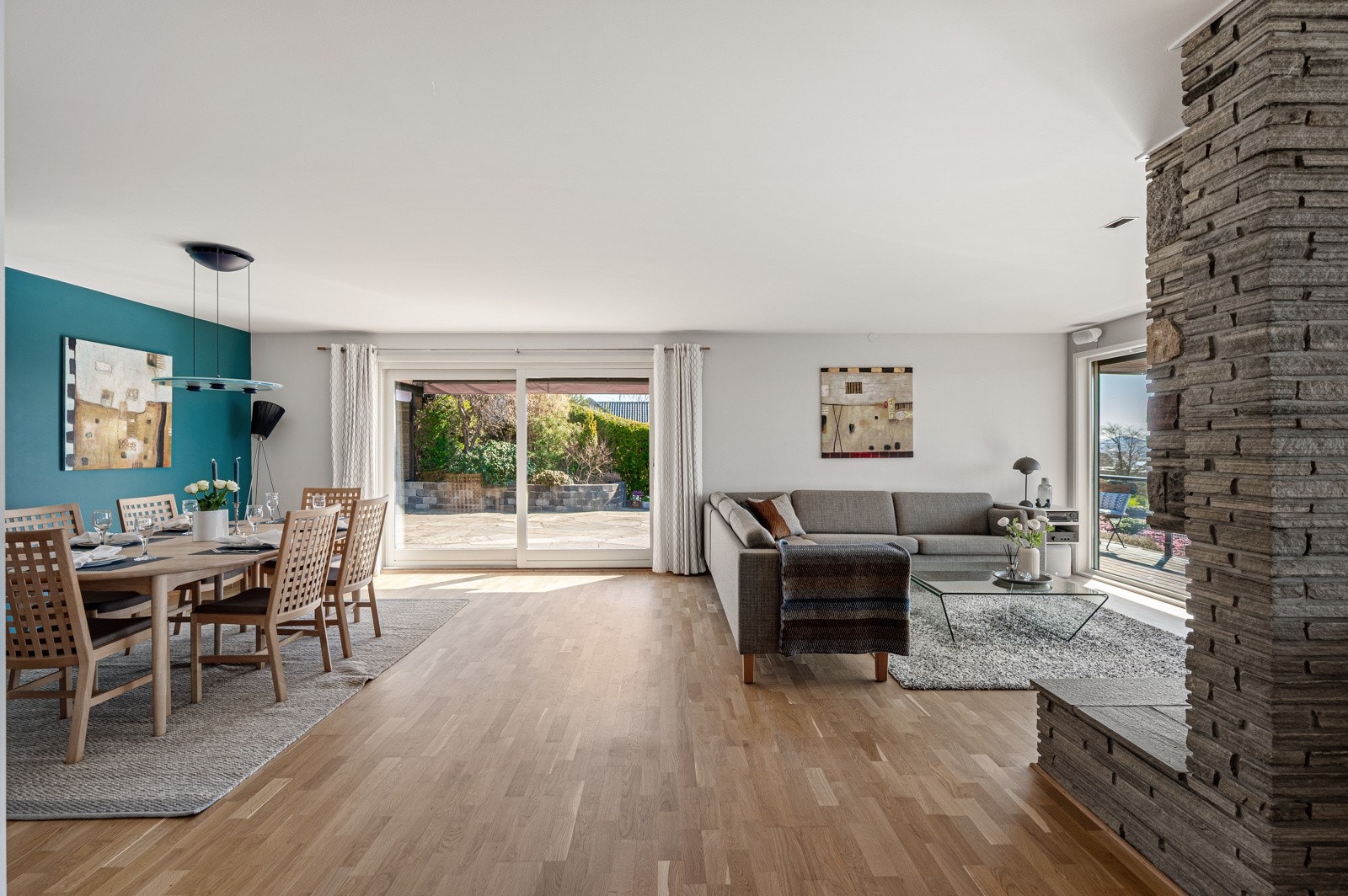 Fra stuen har man utgang til flott uteområde og spektakulær utsikt. Galleribilde